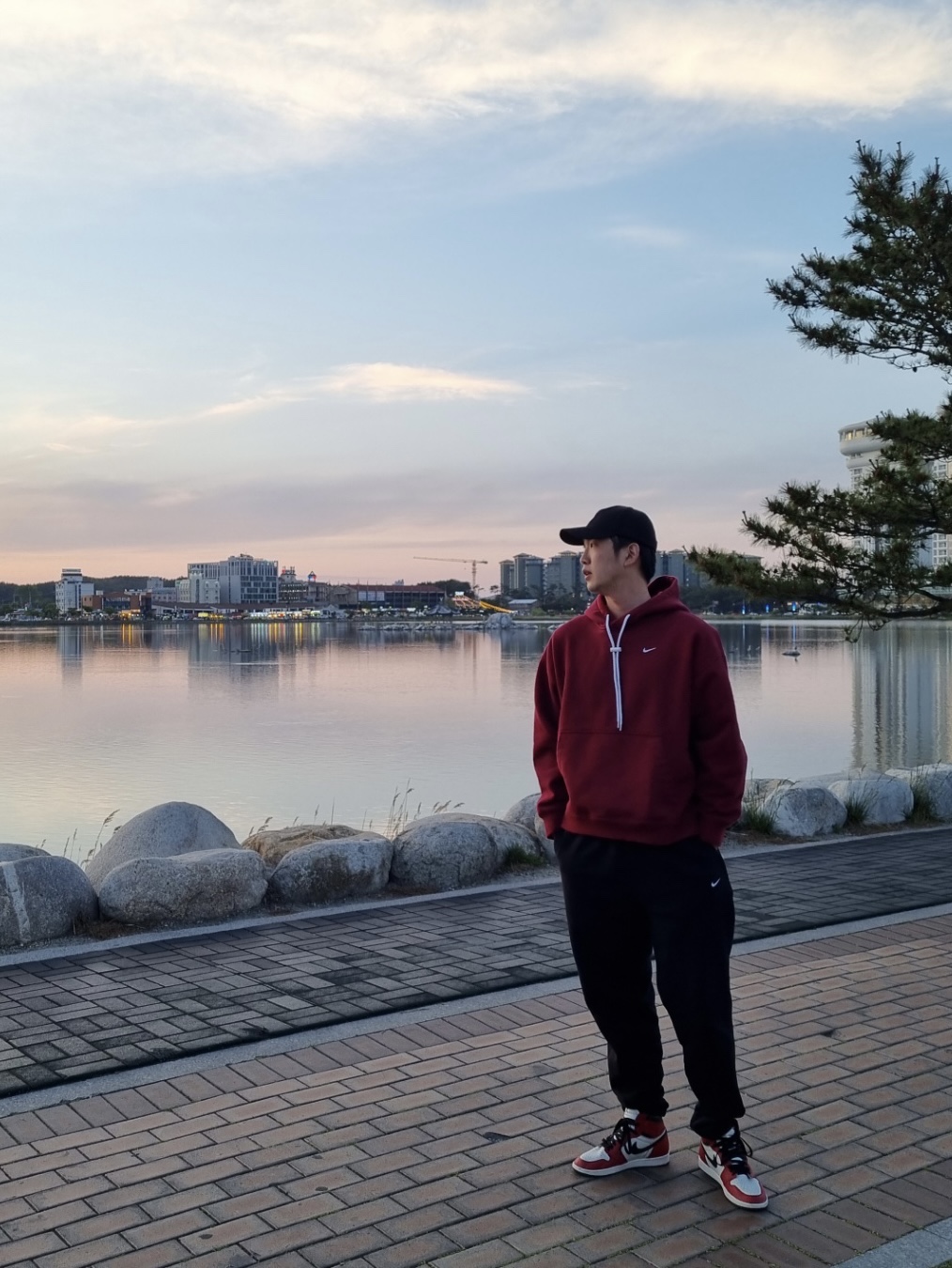 Nike M NRG Hoodie Team Red, Nike M NRG Sweatpants Black 착용 스타일 - 1