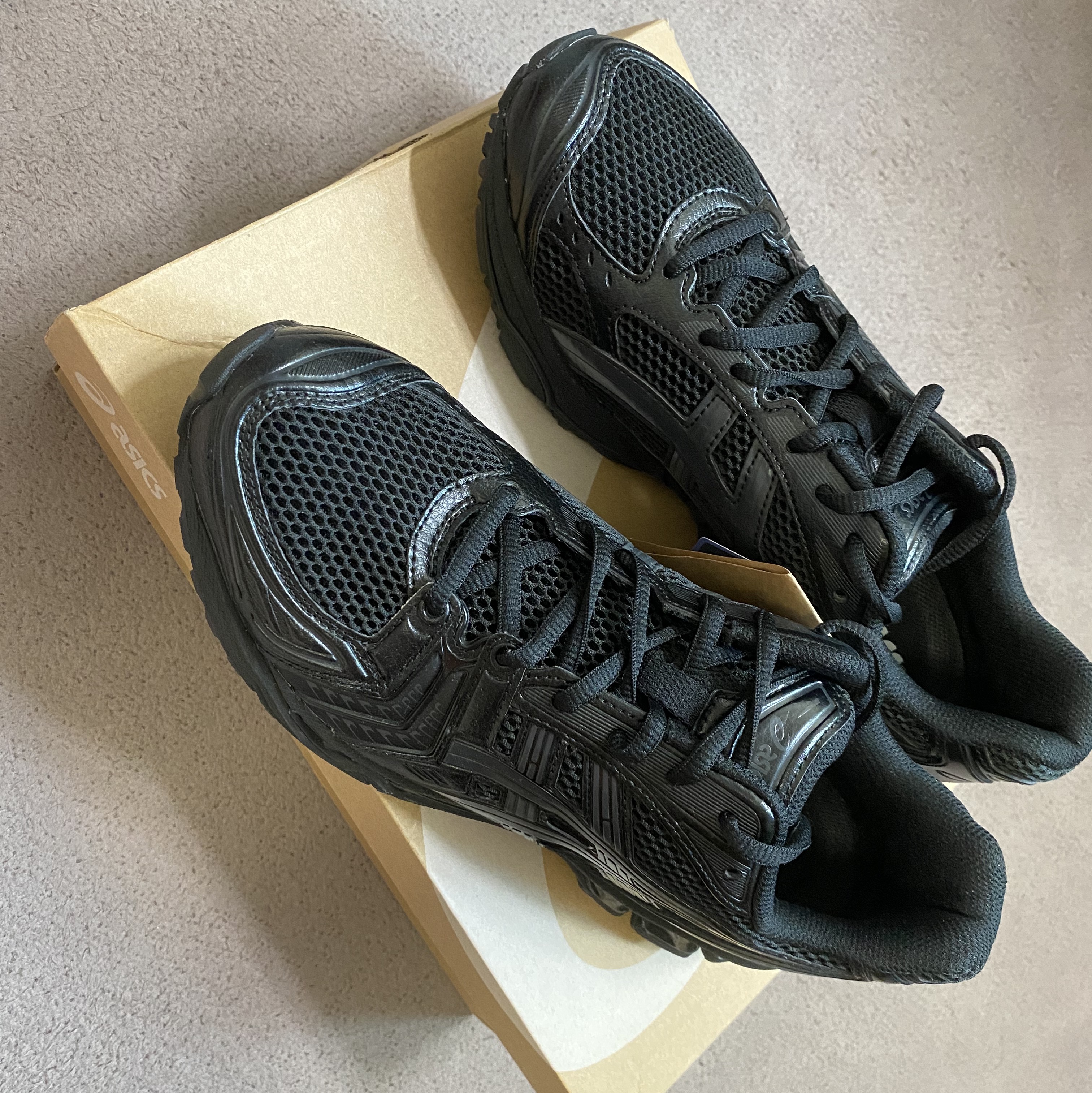 Asics Gel-Kayano 14 Black Graphite Grey 착용 스타일