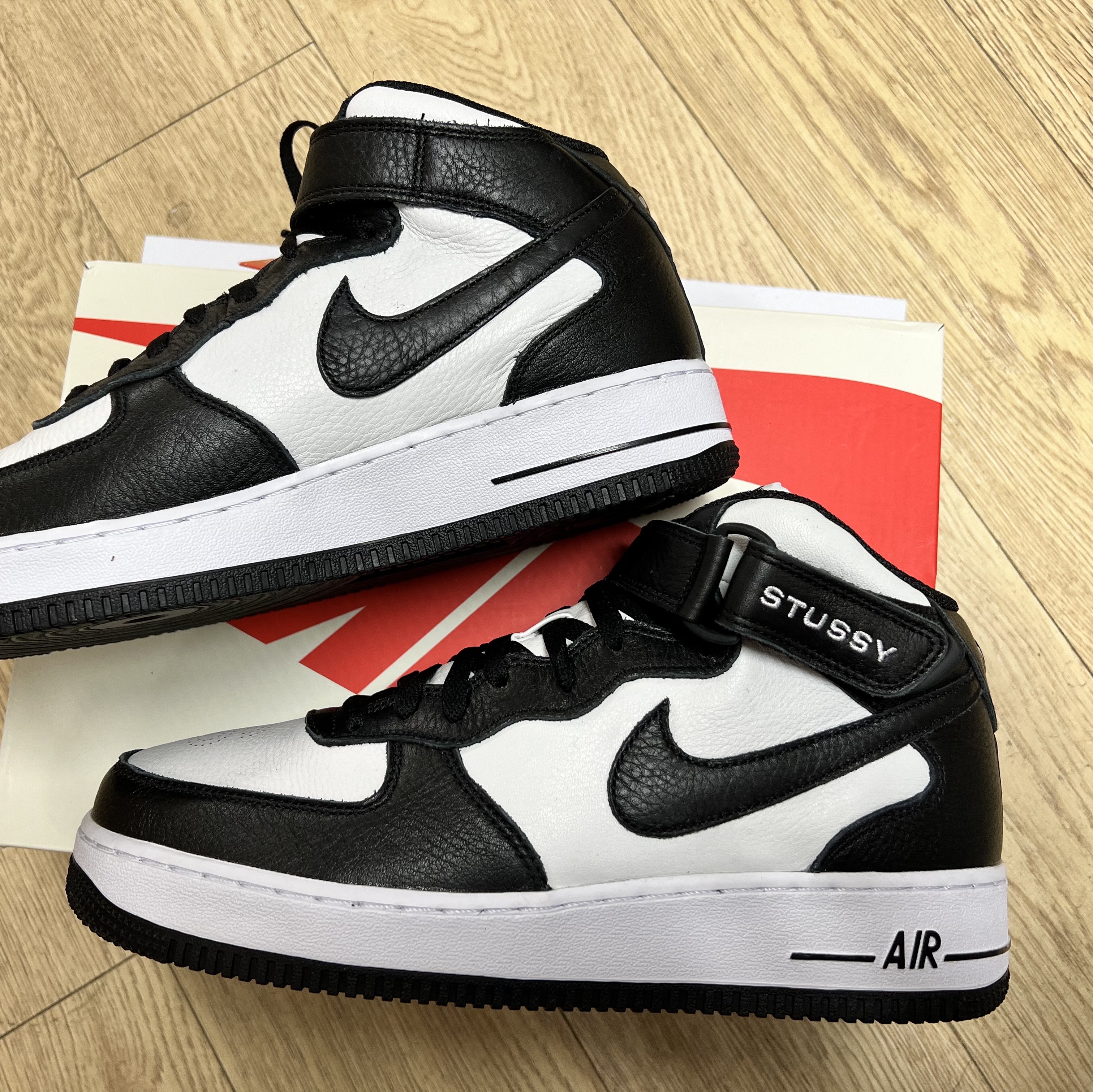 Nike x Stussy Air Force 1 '07 Mid SP Black and Light Bone 착용 스타일 - 1