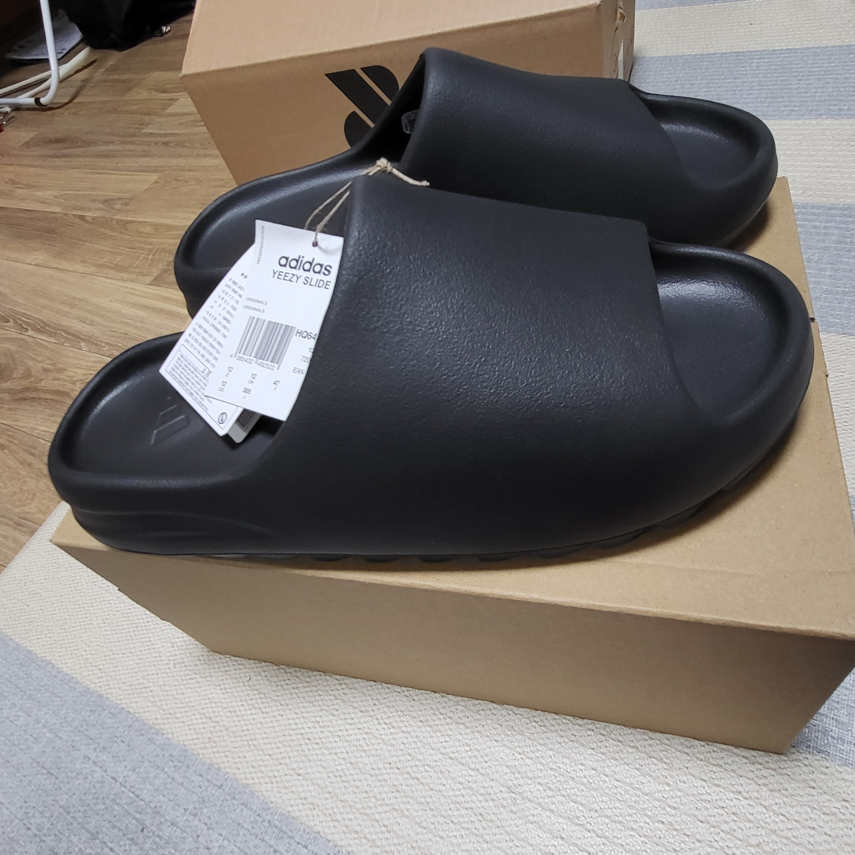 Adidas Yeezy Slide Onyx 착용 스타일 - 2