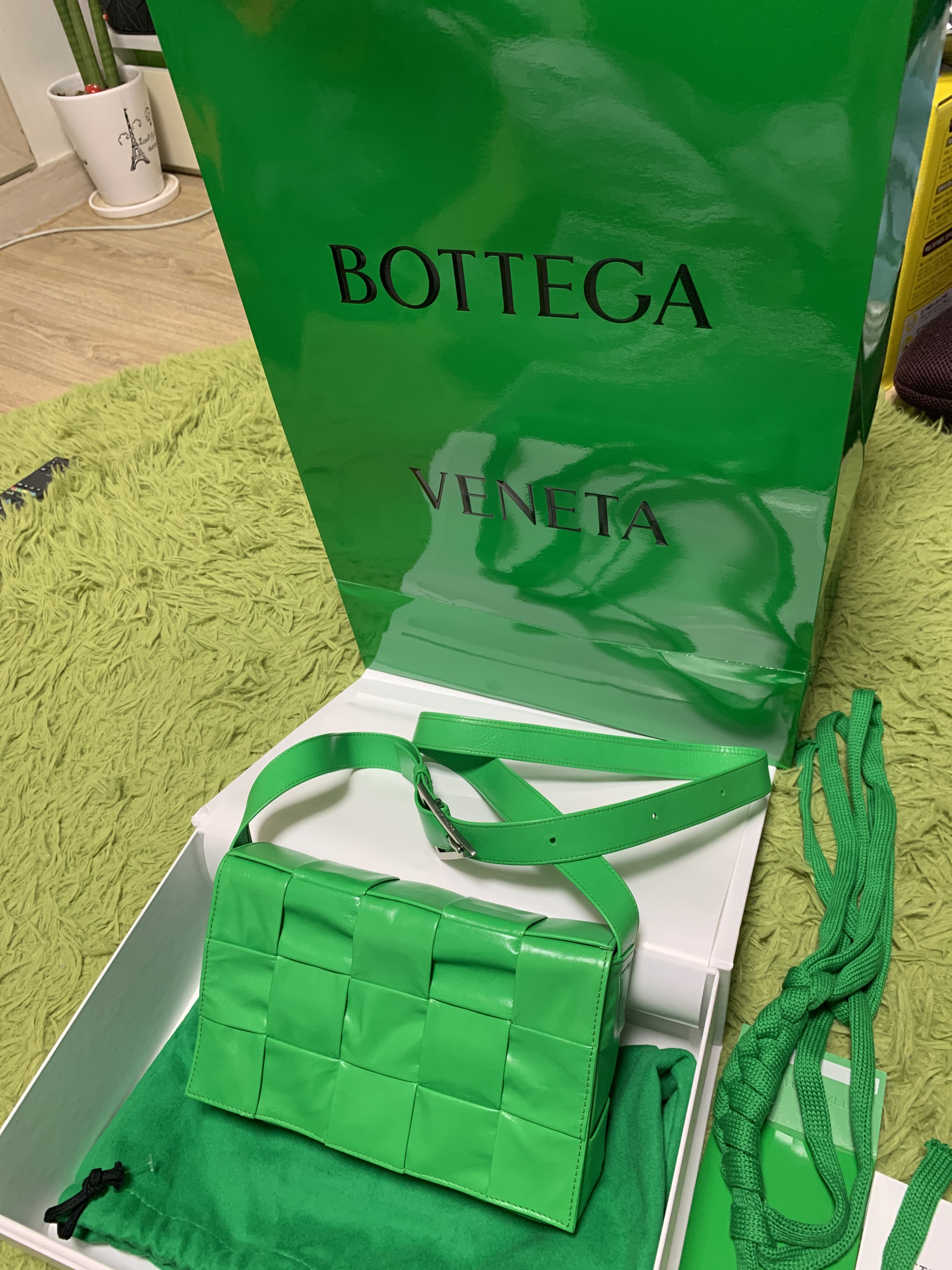 Bottega Veneta Leather Cassette Parakeet 착용 스타일