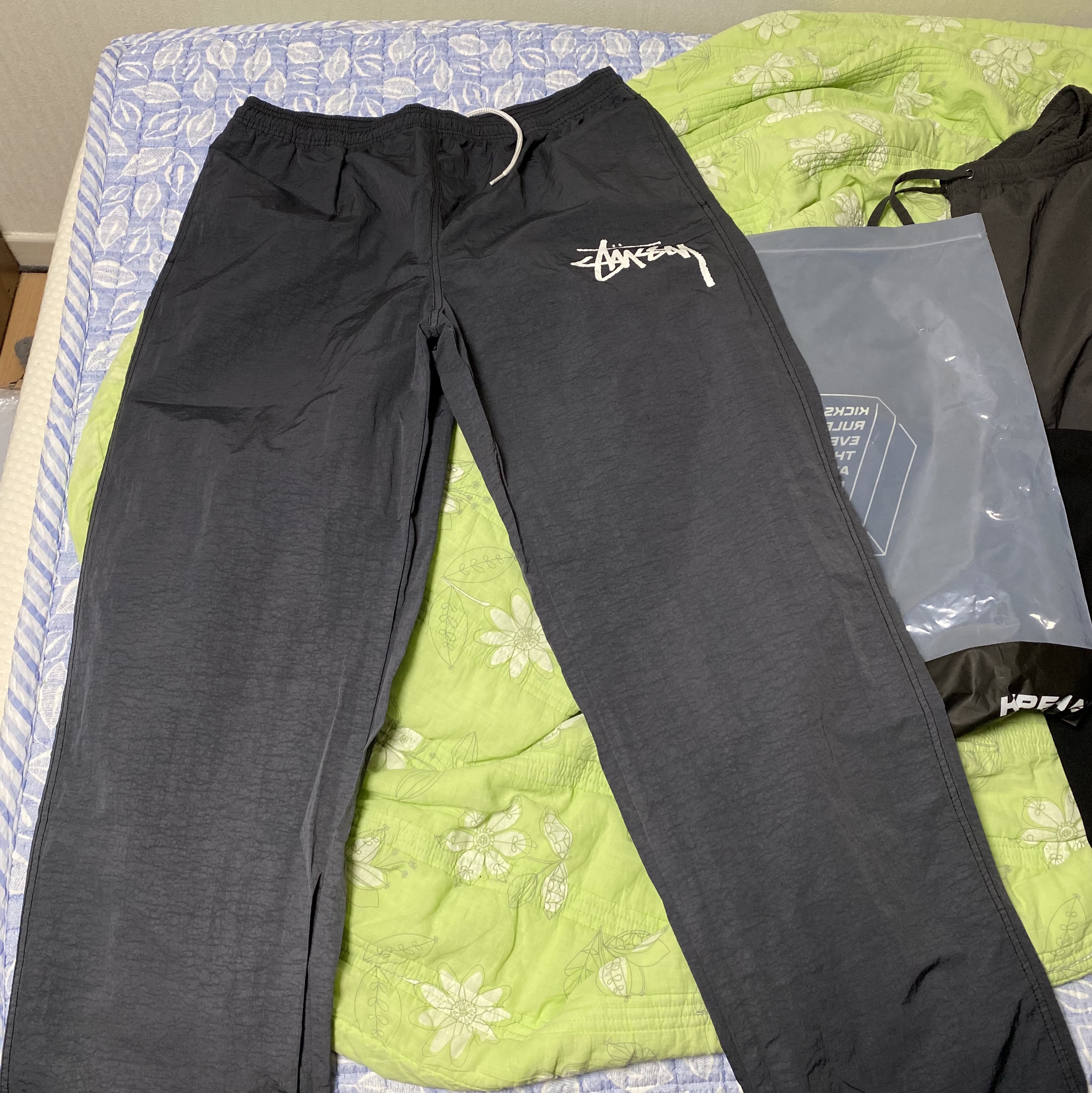 Nike x Stussy Beach Pants Off Noir 착용 스타일 - 3
