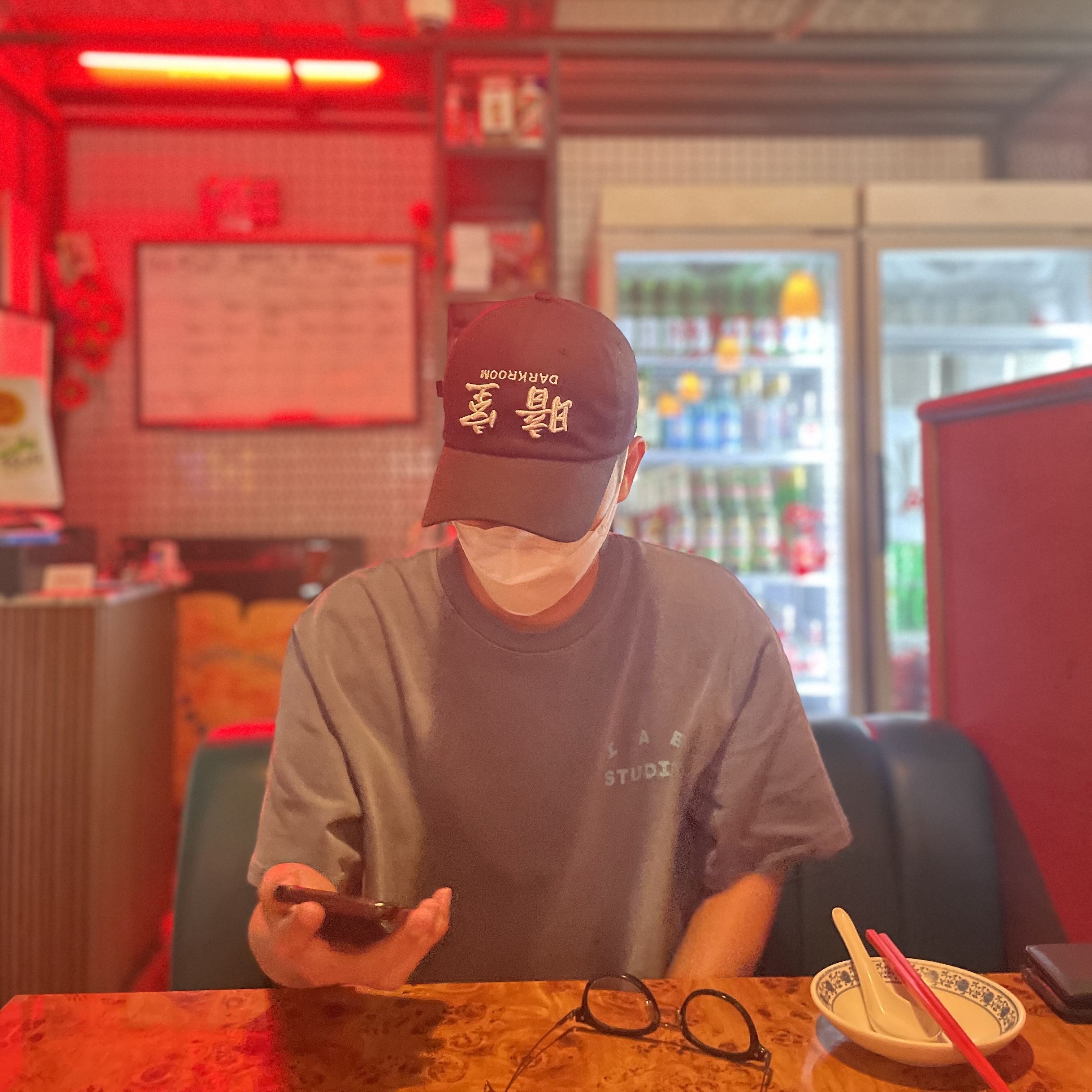 Darkr8m Studio Upside Down Silver Logo Cap, IAB Studio Pigment T-Shirt Blue 착용 스타일