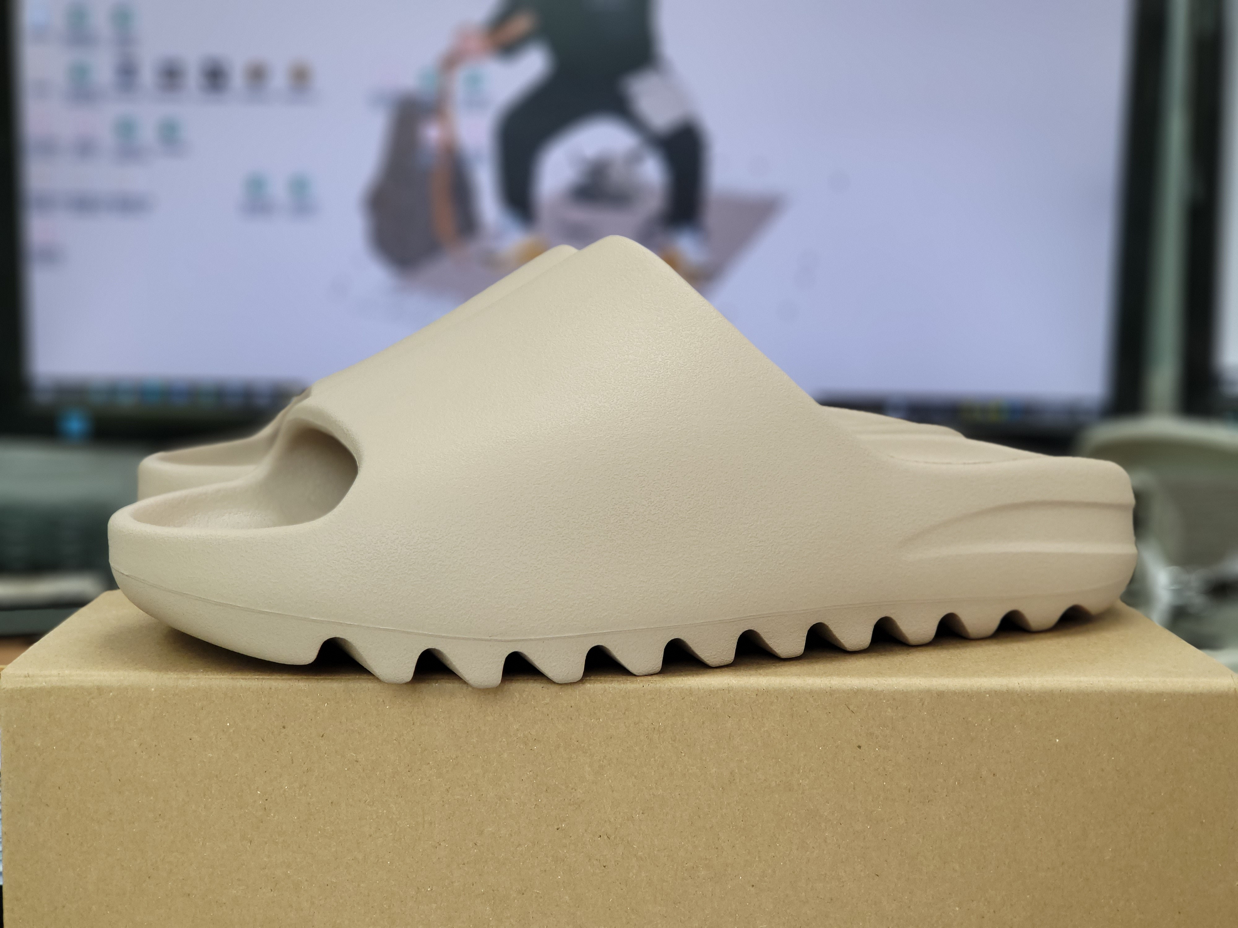 Adidas Yeezy Slide Pure - Re-Release Ver. 착용 스타일