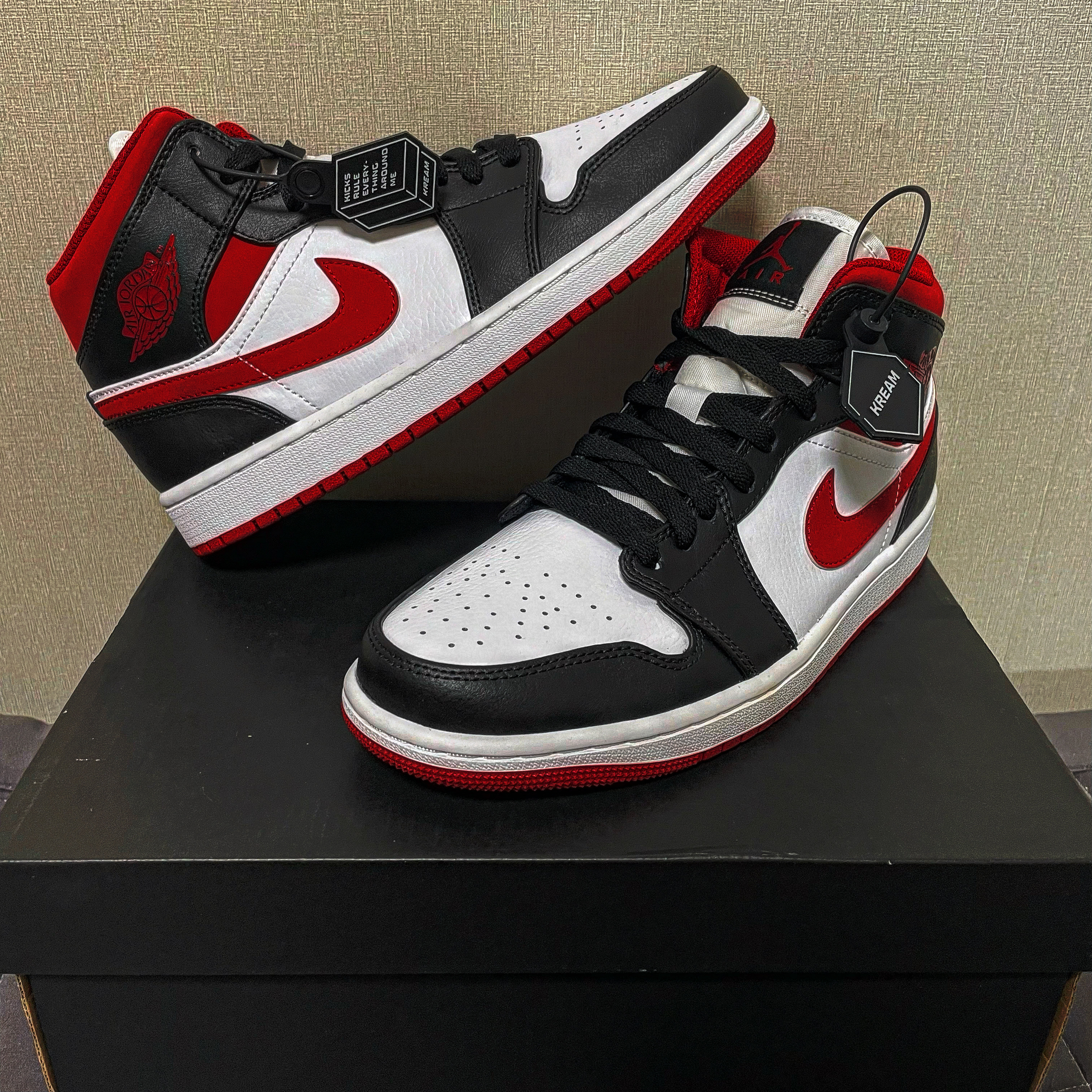 Jordan 1 Mid Gym Red Black White 착용 스타일