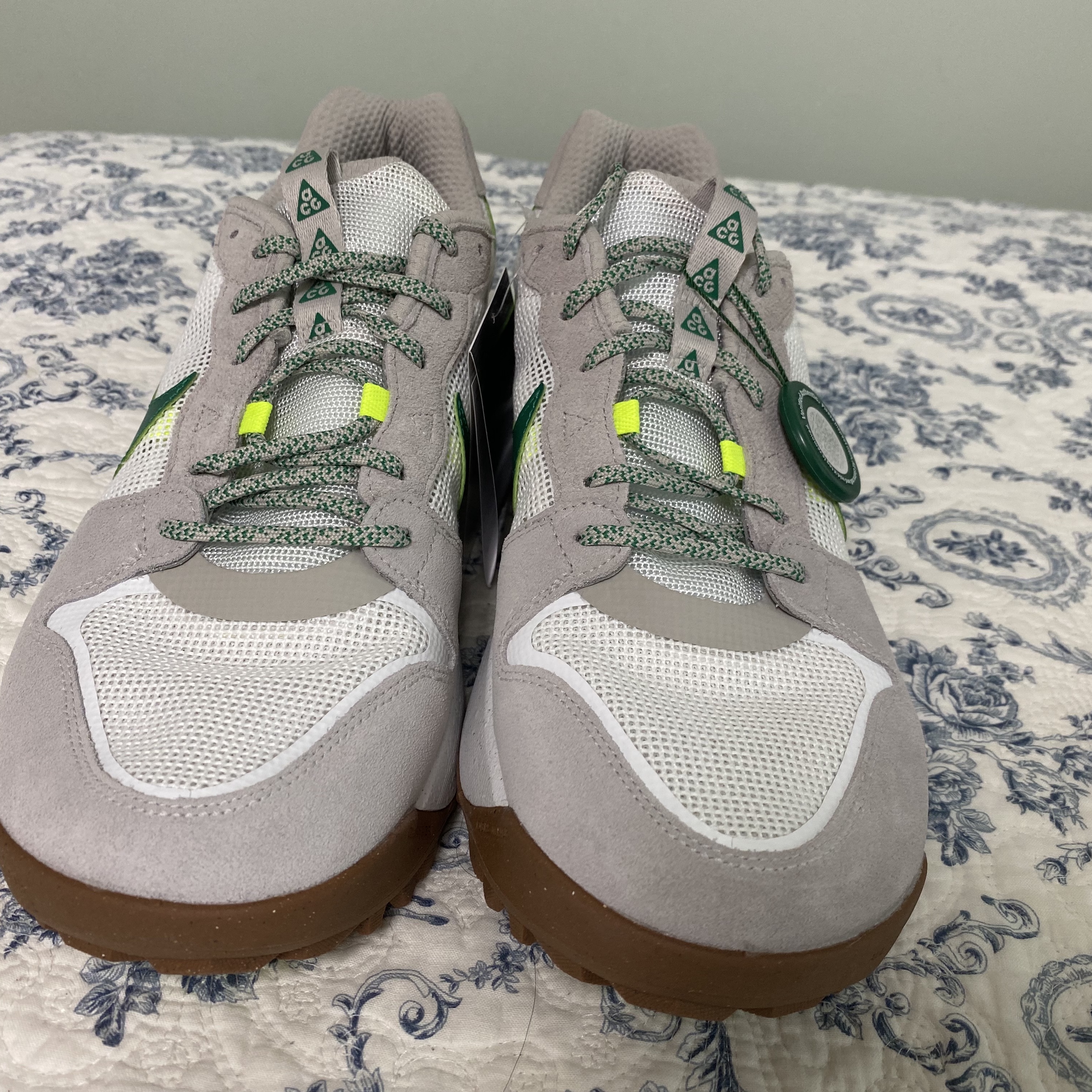 Nike ACG Lowcate Light Iron Ore 착용 스타일 - 3