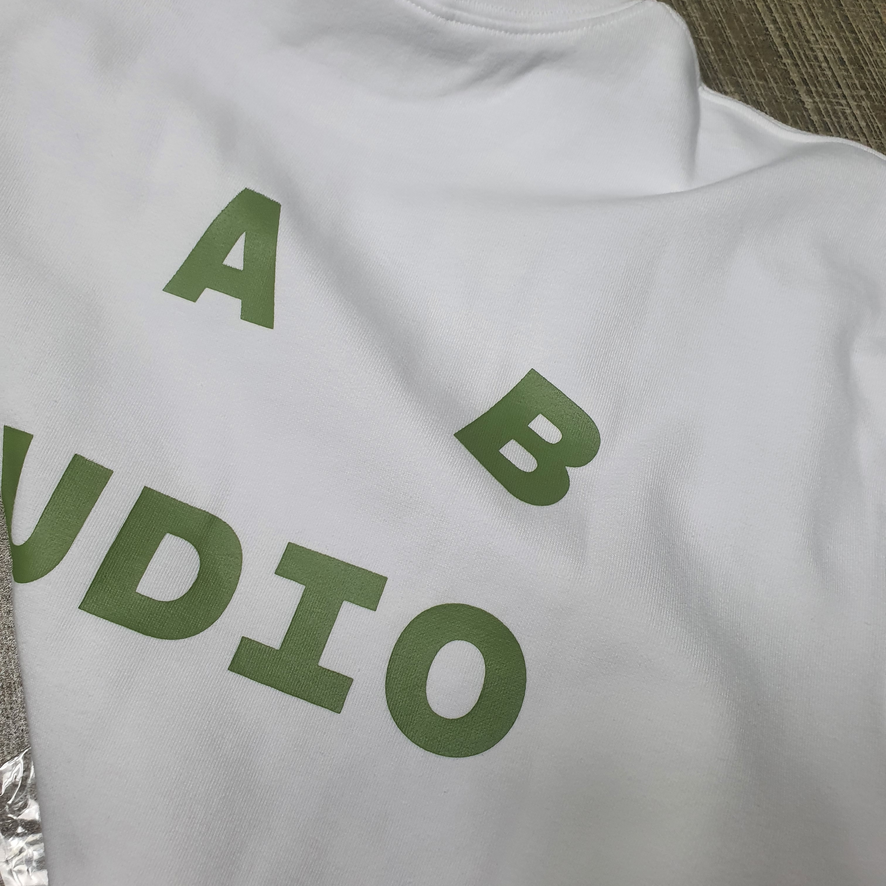 IAB Studio T-Shirt White Light Green 착용 스타일 - 4