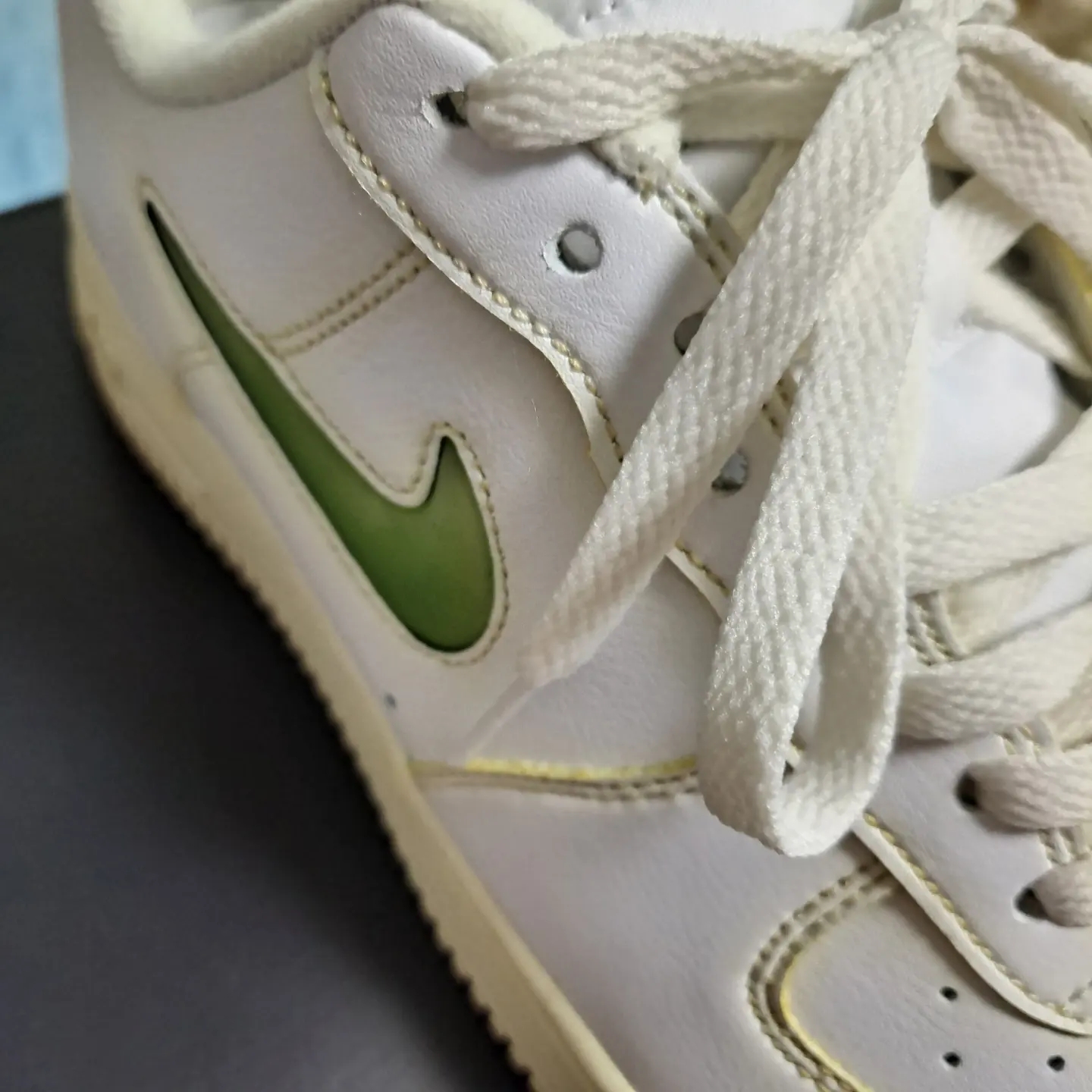 Nike Air Force 1 '07 LX Pale Vanilla 착용 스타일 - 3