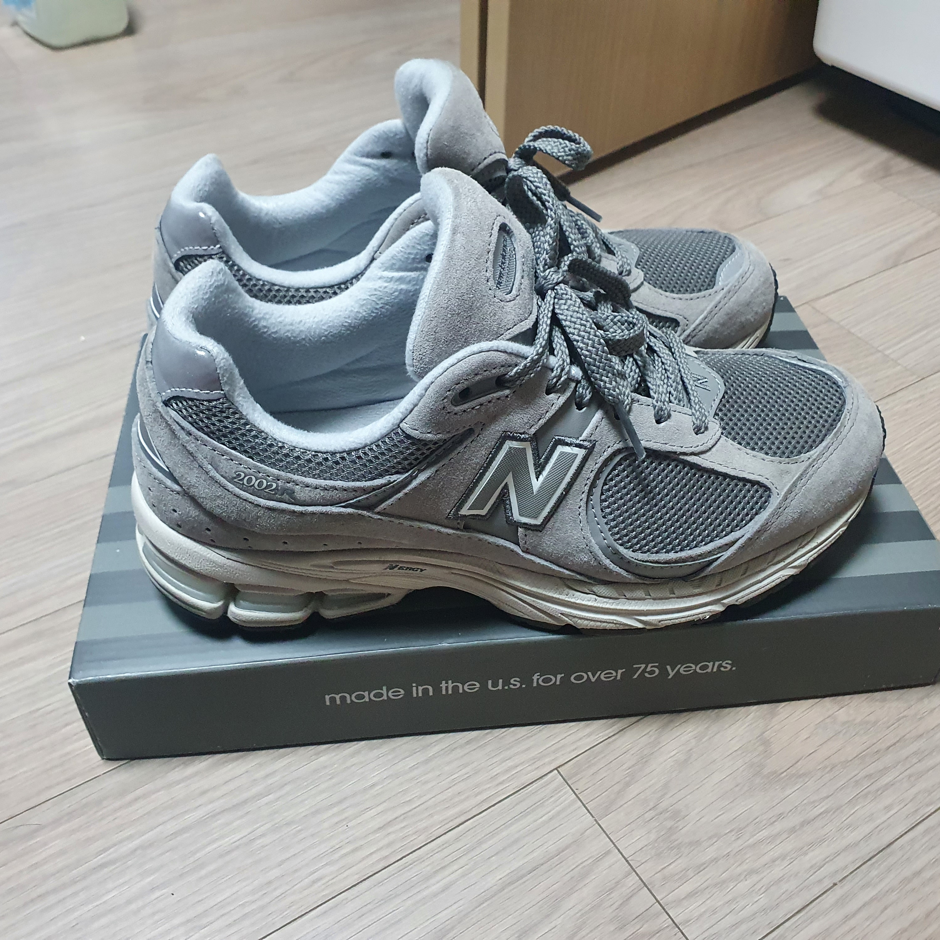 New Balance 992 Made in USA Grey - D Standard, New Balance 2002R Grey 착용 스타일 - 3