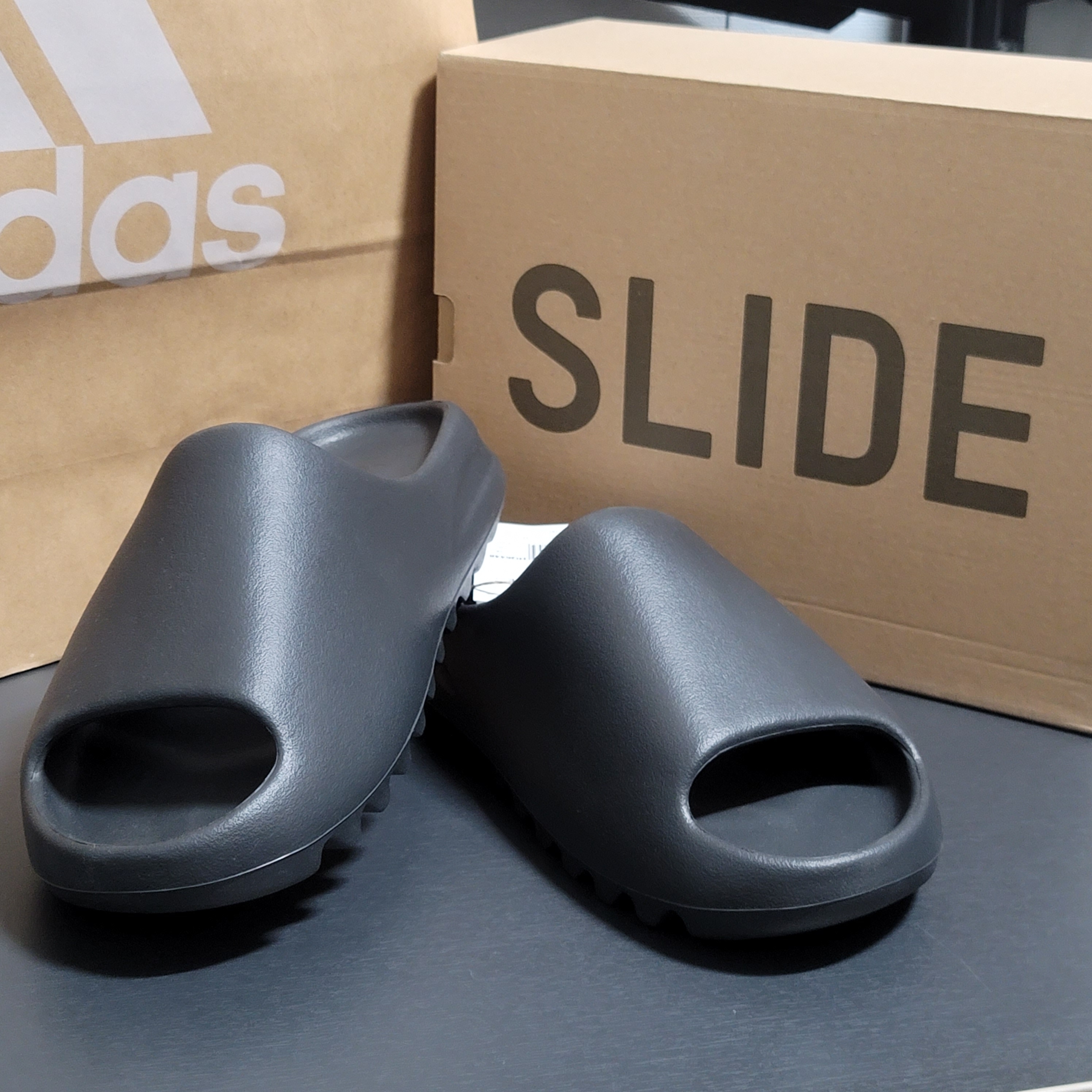 Adidas Yeezy Slide Onyx 착용 스타일 - 2