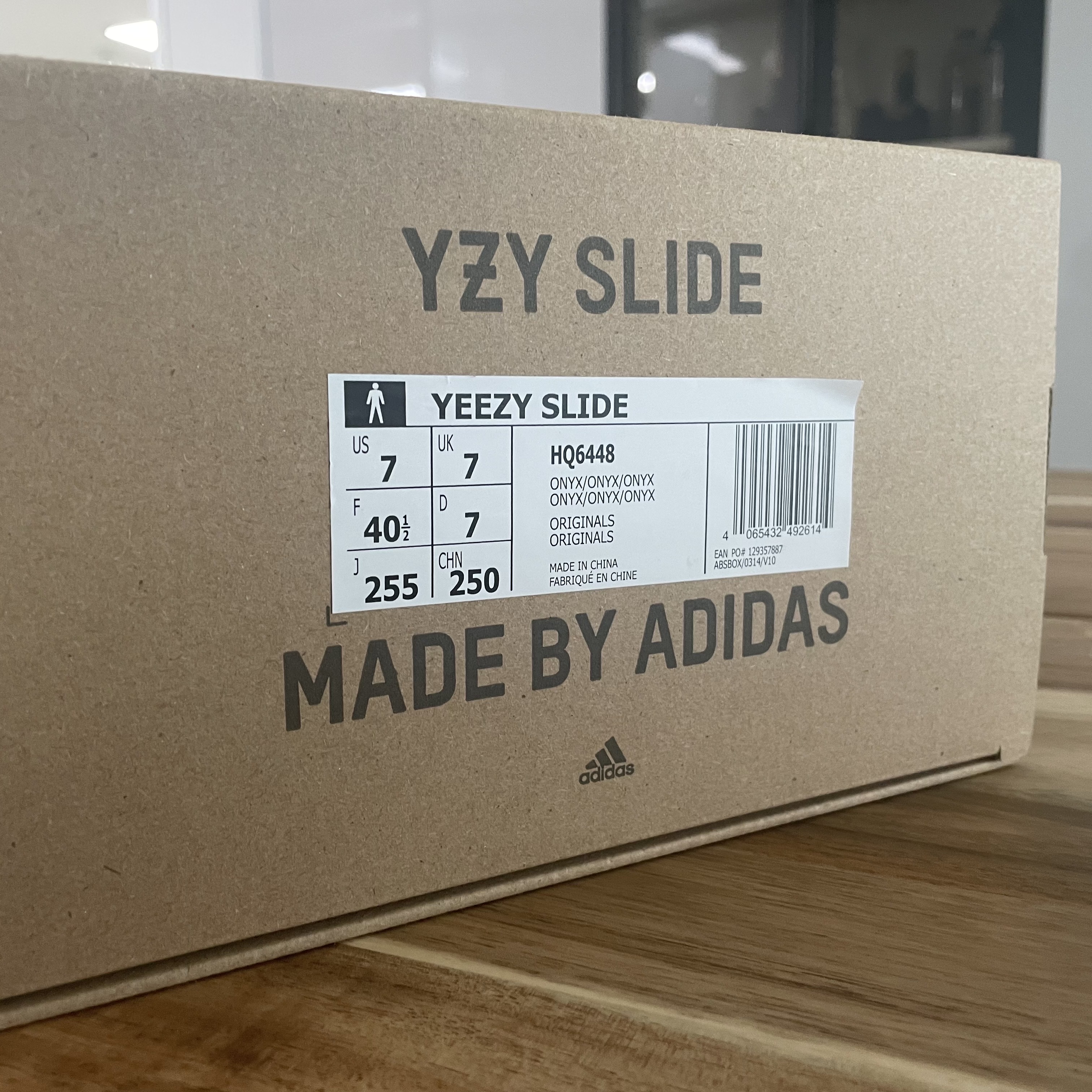 Adidas Yeezy Slide Onyx 착용 스타일 - 4