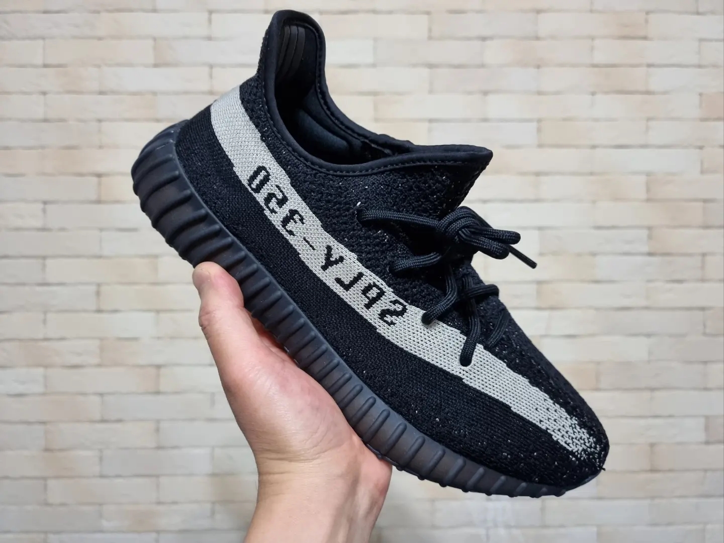 Adidas Yeezy Boost 350 V2 Core Black White 2022 착용 스타일 - 4