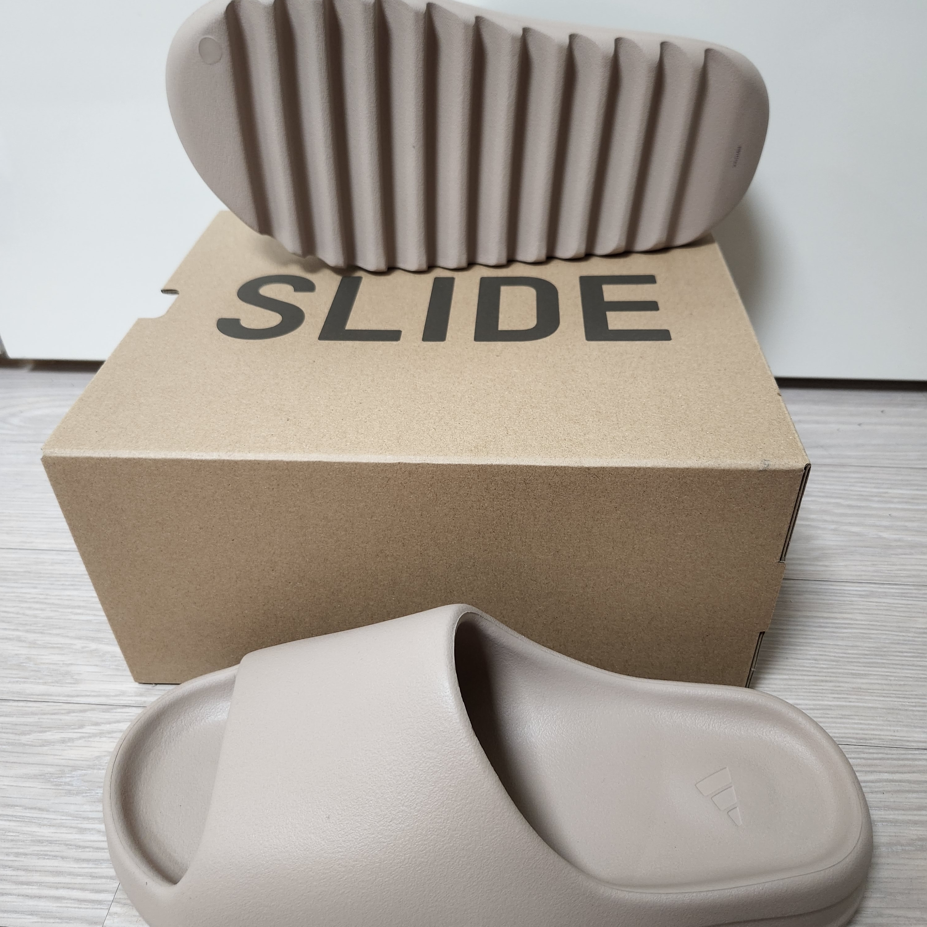 Adidas Yeezy Slide Pure - Re-Release Ver. 착용 스타일 - 1