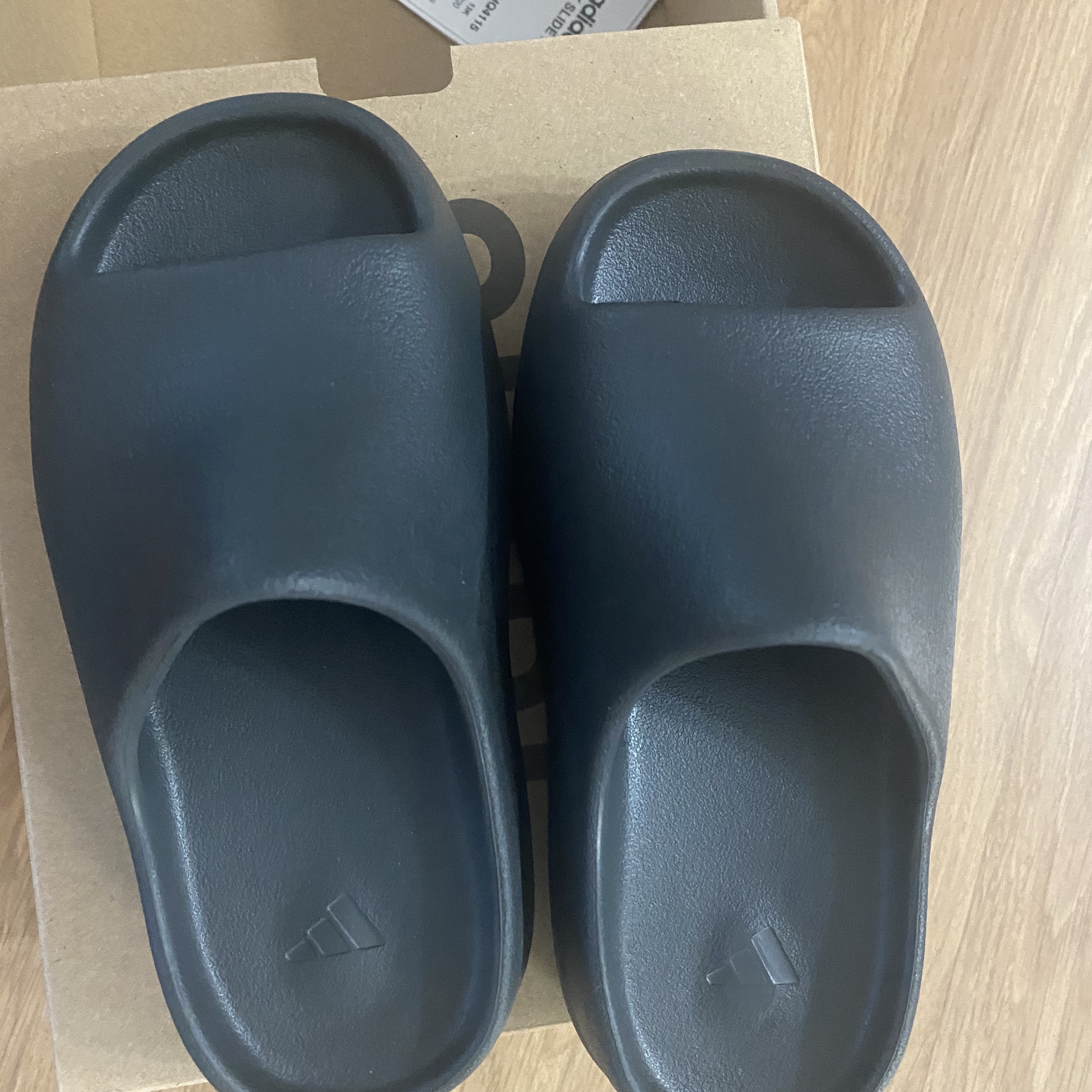 (Kids) Adidas Yeezy Slide Onyx 착용 스타일 - 1