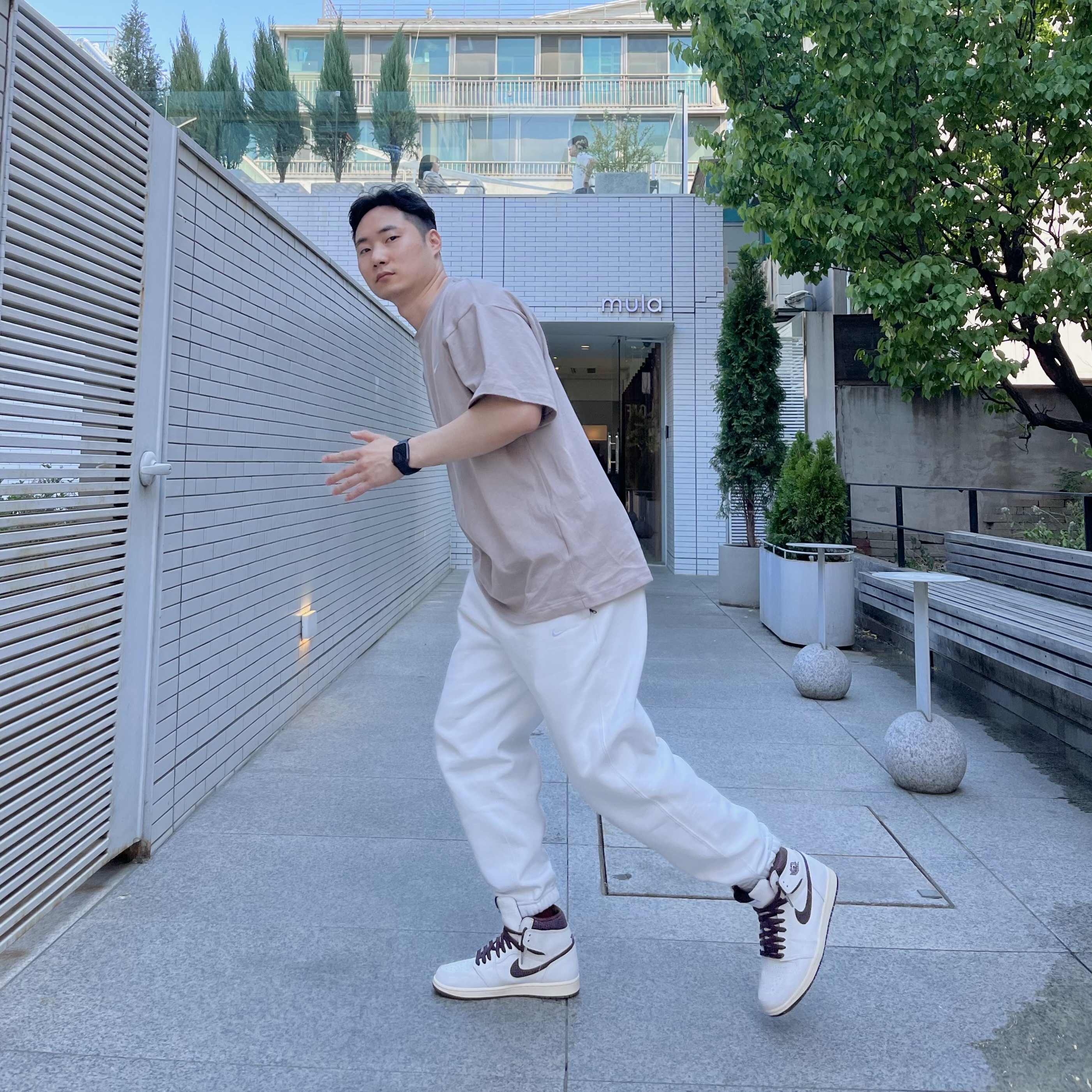 Jordan 1 x A Ma Maniere Retro High OG SP Sail and Burgundy 착용 스타일