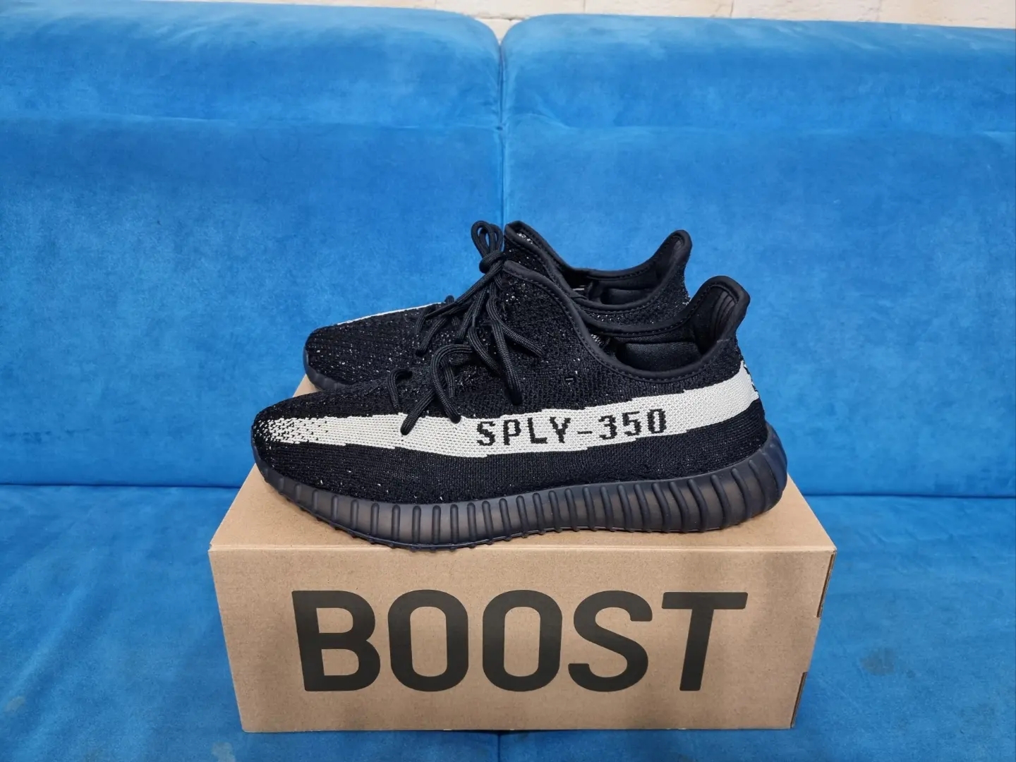 Adidas Yeezy Boost 350 V2 Core Black White 2022 착용 스타일 - 1