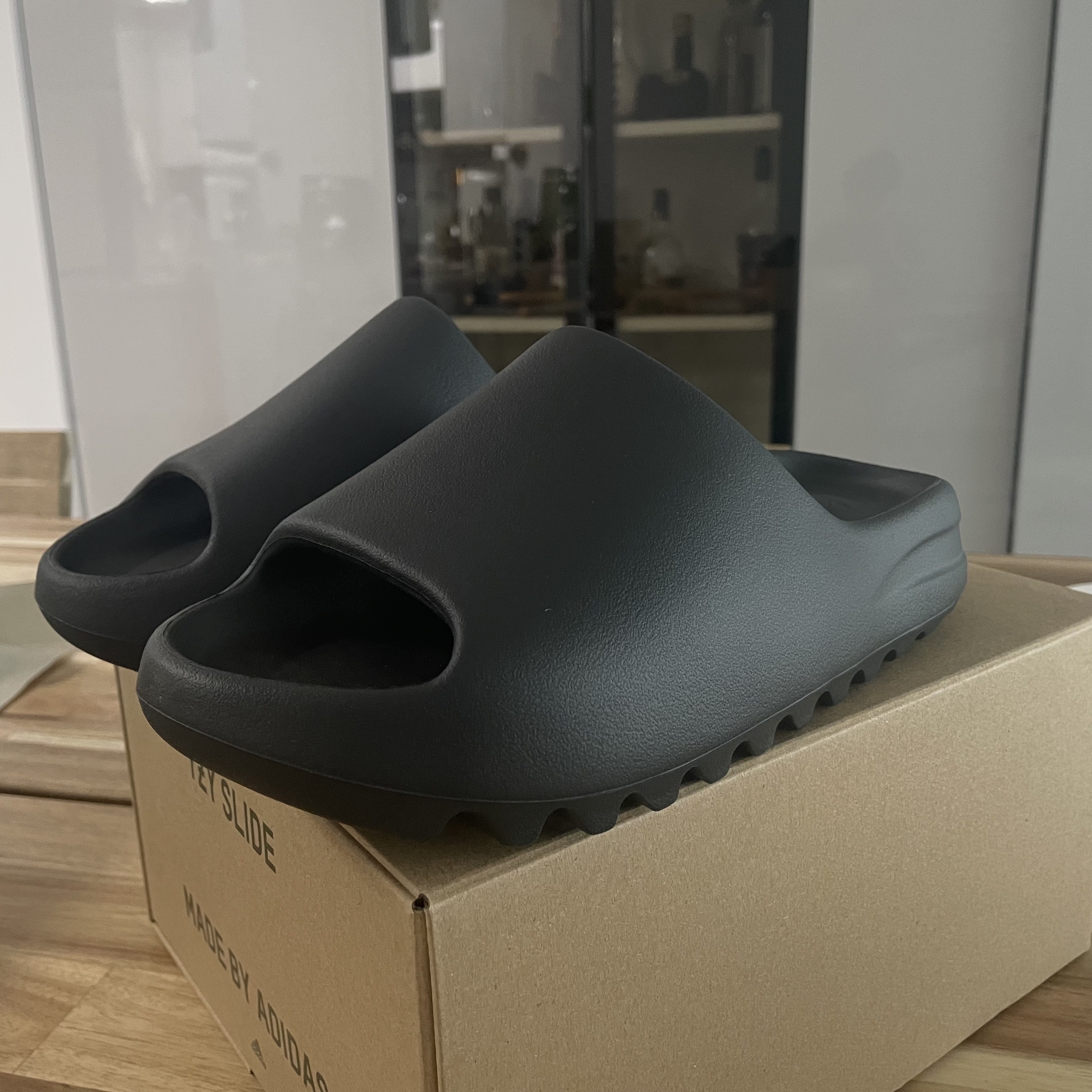 Adidas Yeezy Slide Onyx 착용 스타일 - 1