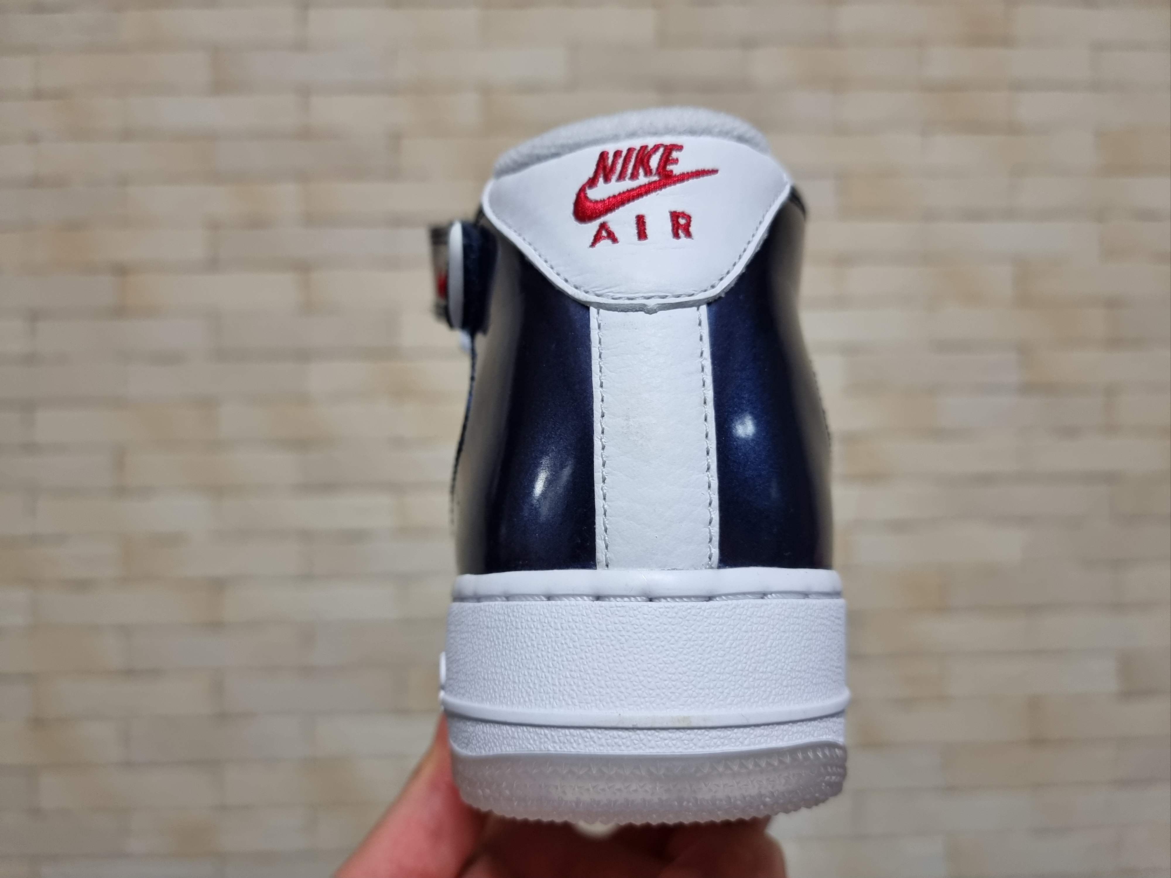 Nike Air Force 1 Mid QS University Red and Midnight Navy 착용 스타일 - 5
