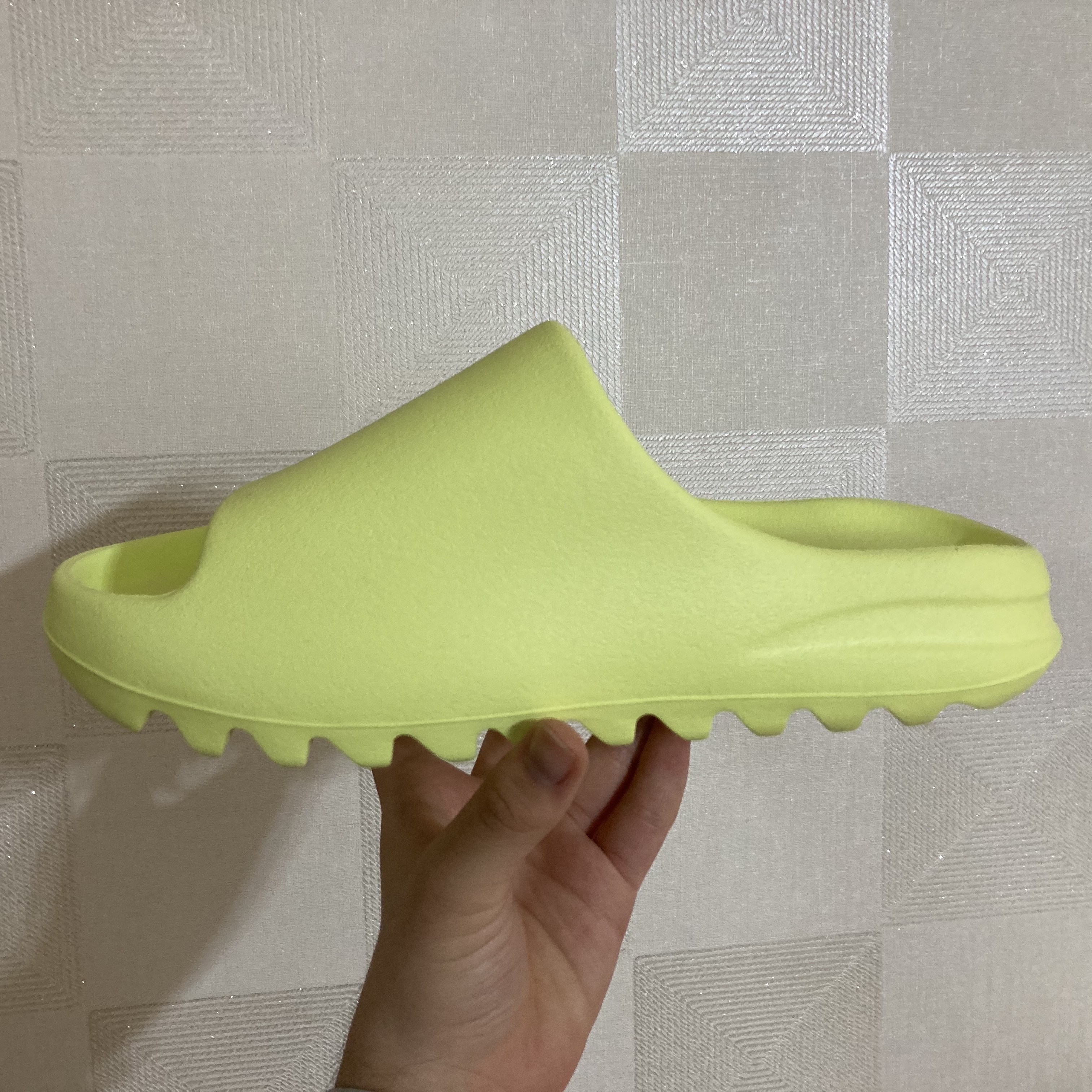 Adidas Yeezy Slide Glow Green 2022/2023 착용 스타일 - 3