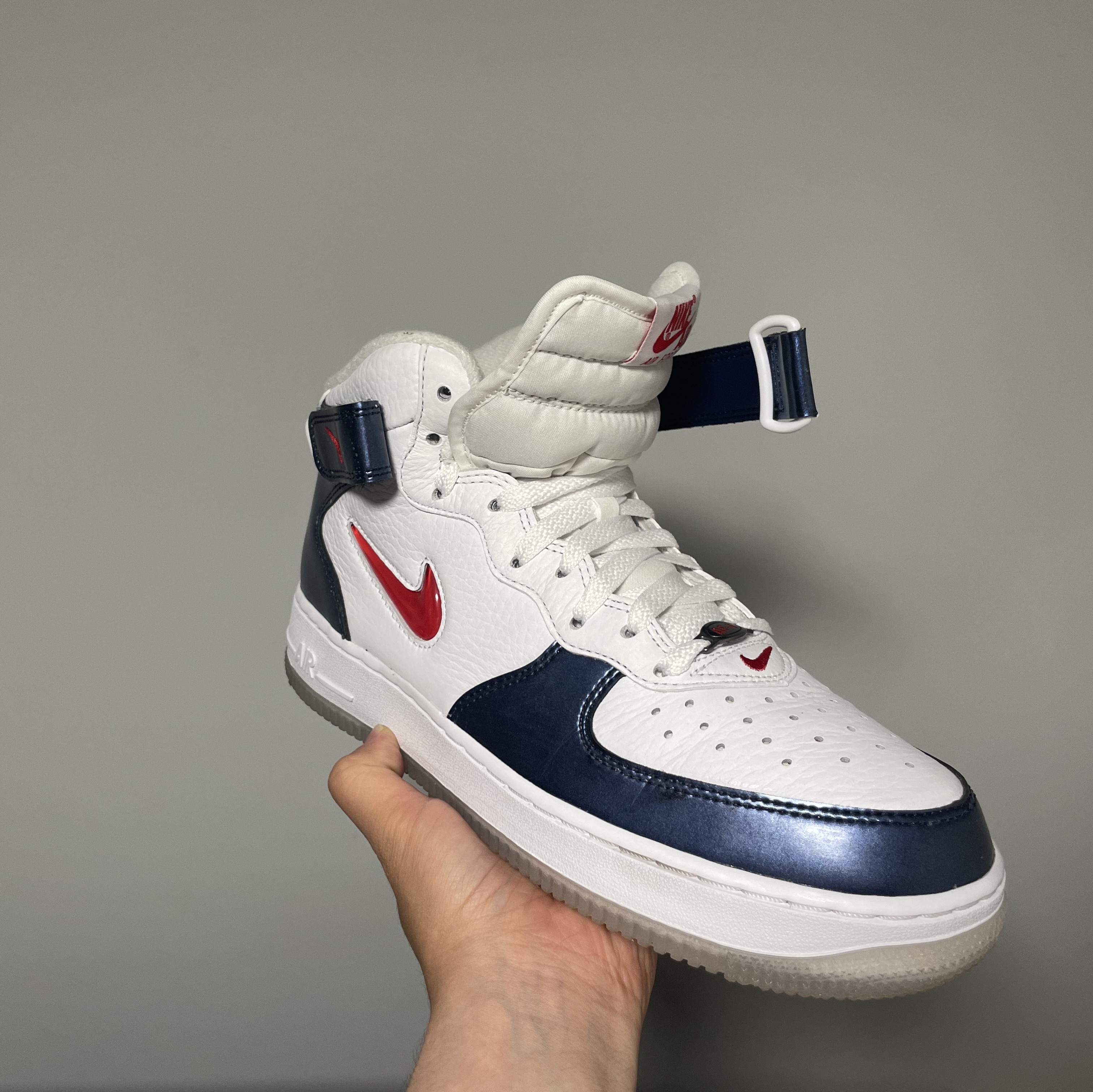 Nike Air Force 1 Mid QS University Red and Midnight Navy 착용 스타일