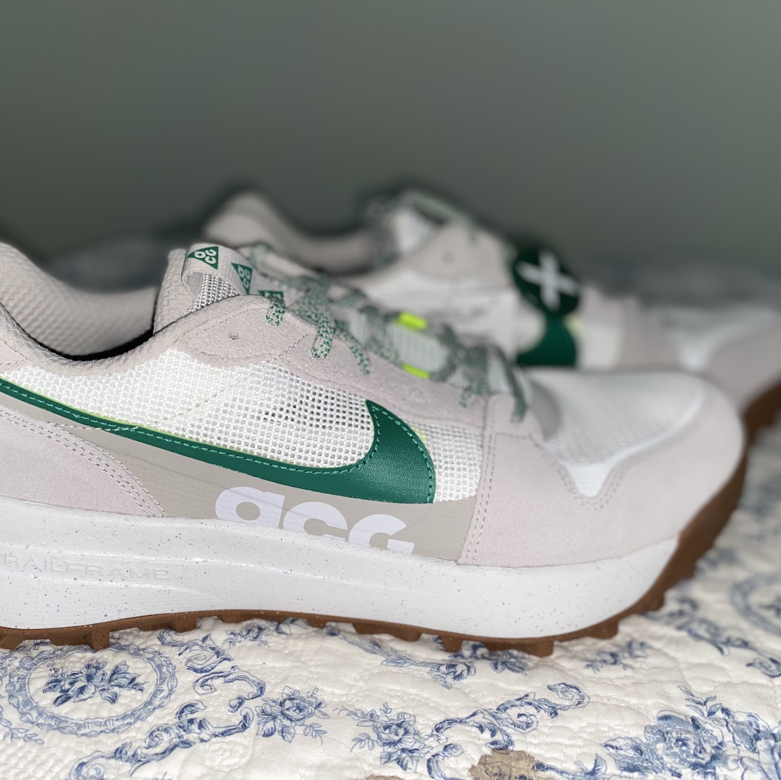 Nike ACG Lowcate Light Iron Ore 착용 스타일 - 4