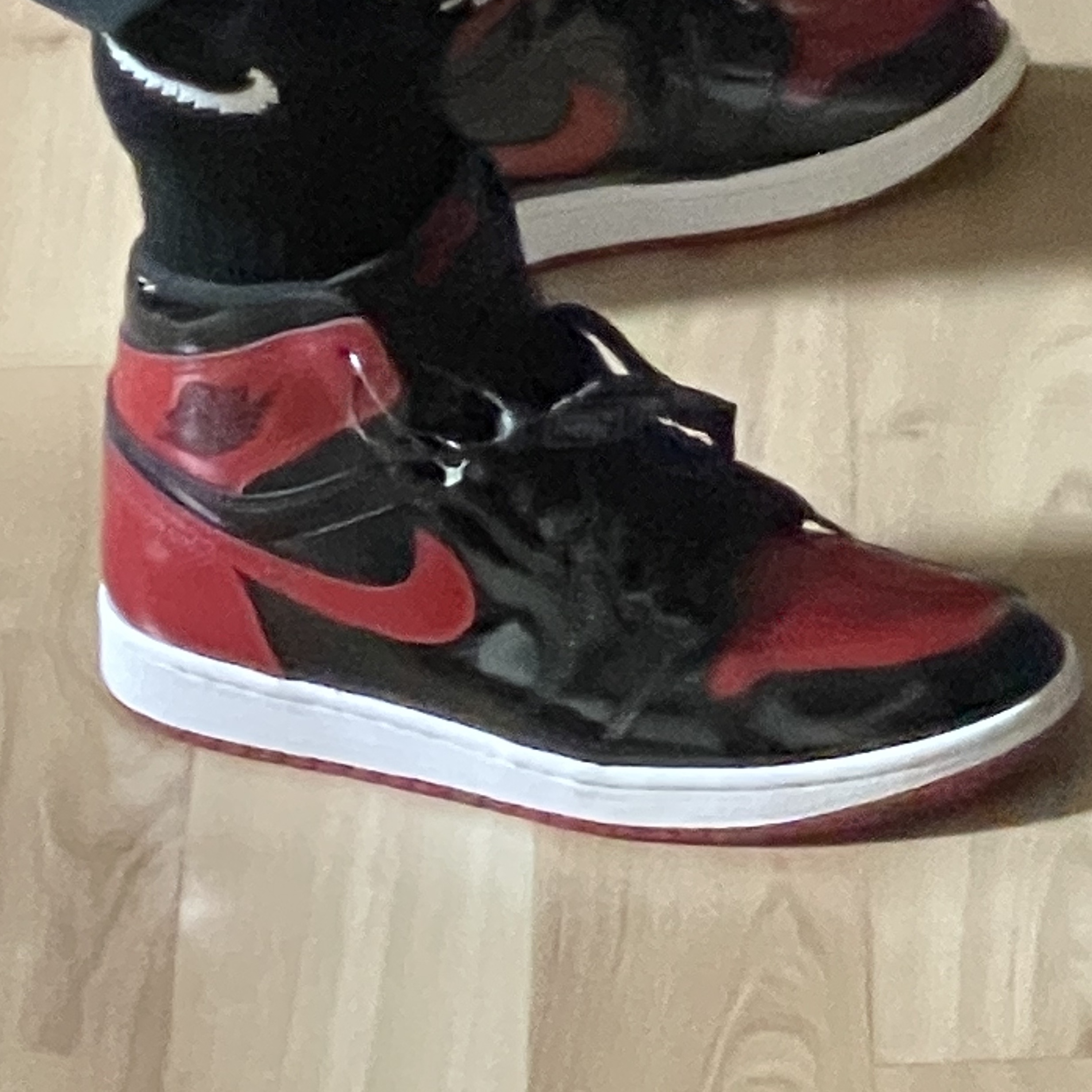 Jordan 1 Retro High OG Patent Bred 착용 스타일 - 4
