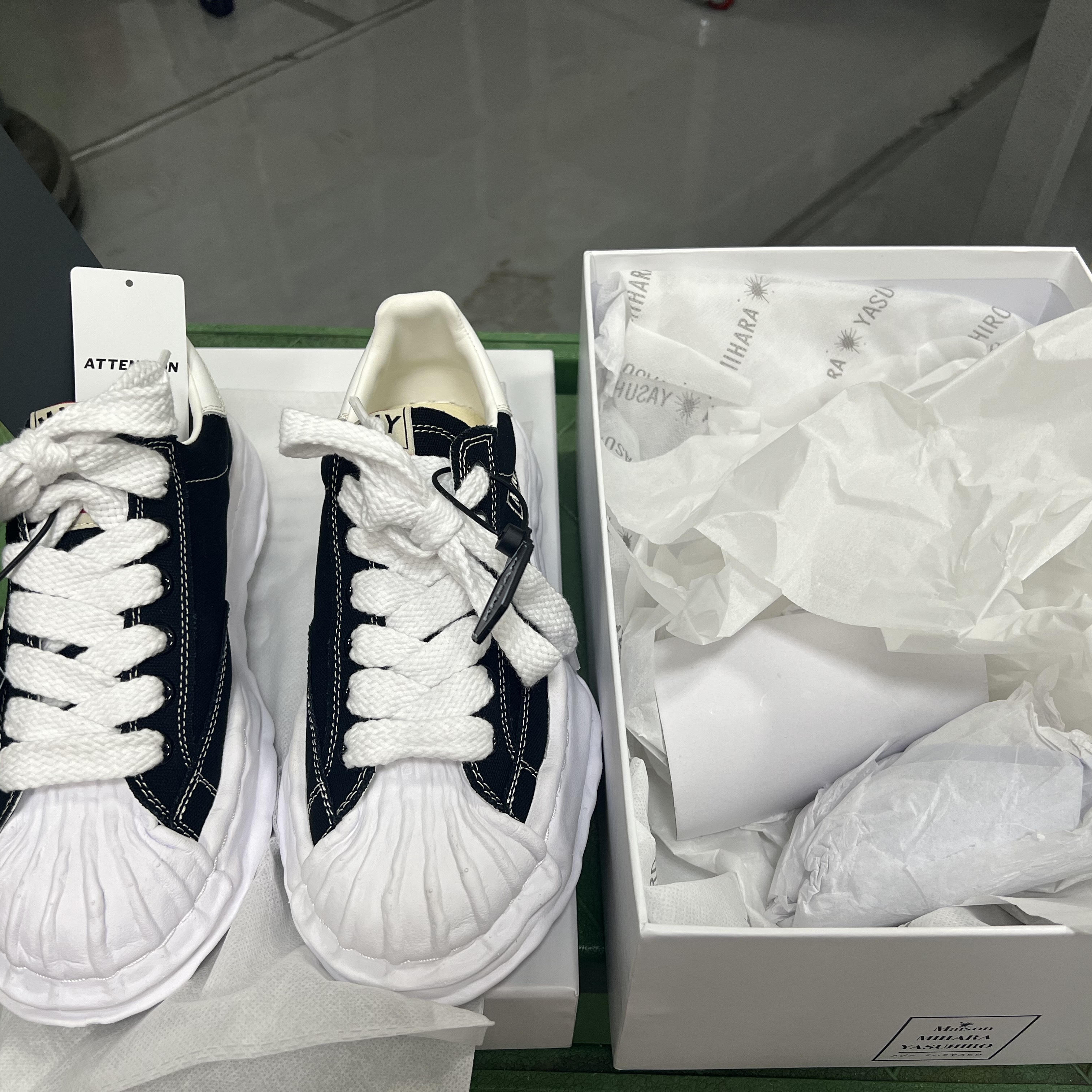 Maison Mihara Yasuhiro Blakey OG Sole Canvas Low-top Sneakers Black White 착용 스타일