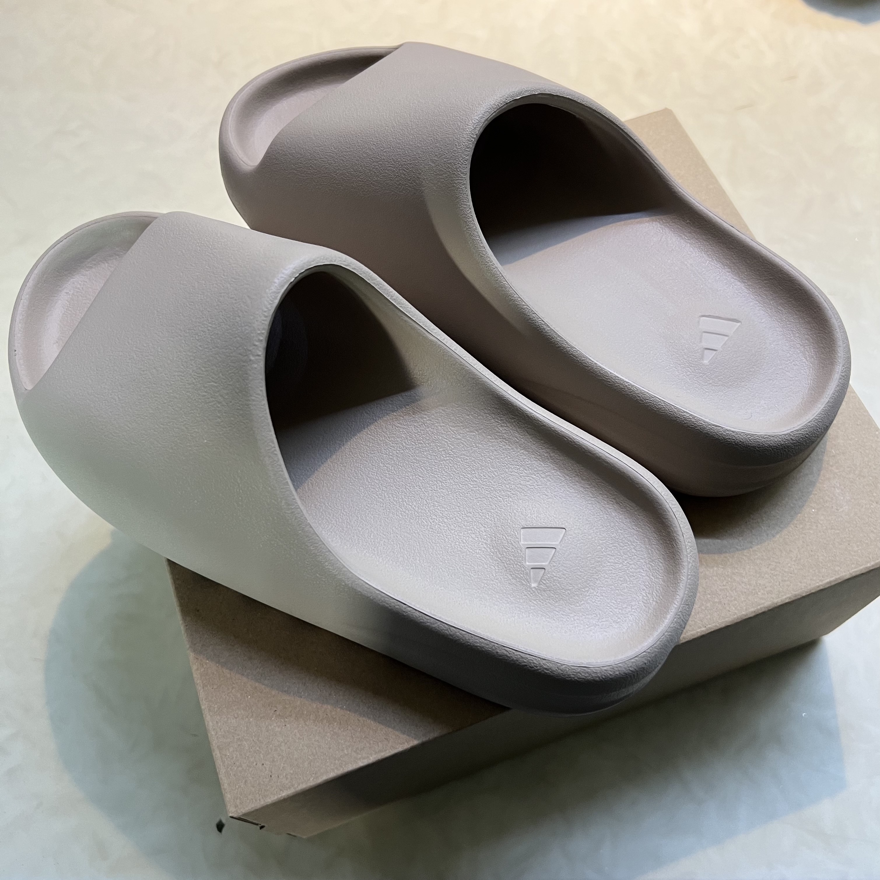 Adidas Yeezy Slide Pure 착용 스타일 - 2