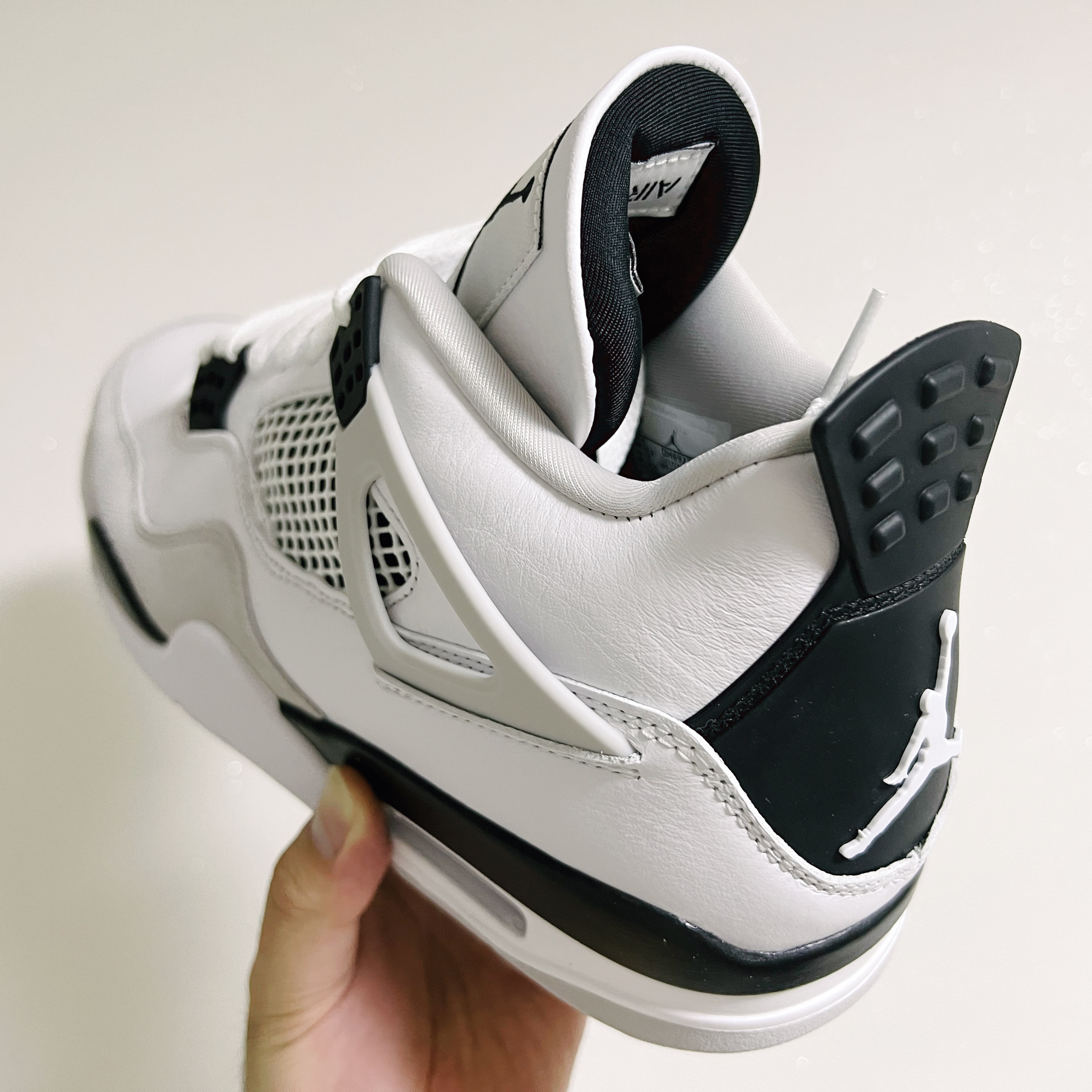 Jordan 4 Retro White and Black 착용 스타일