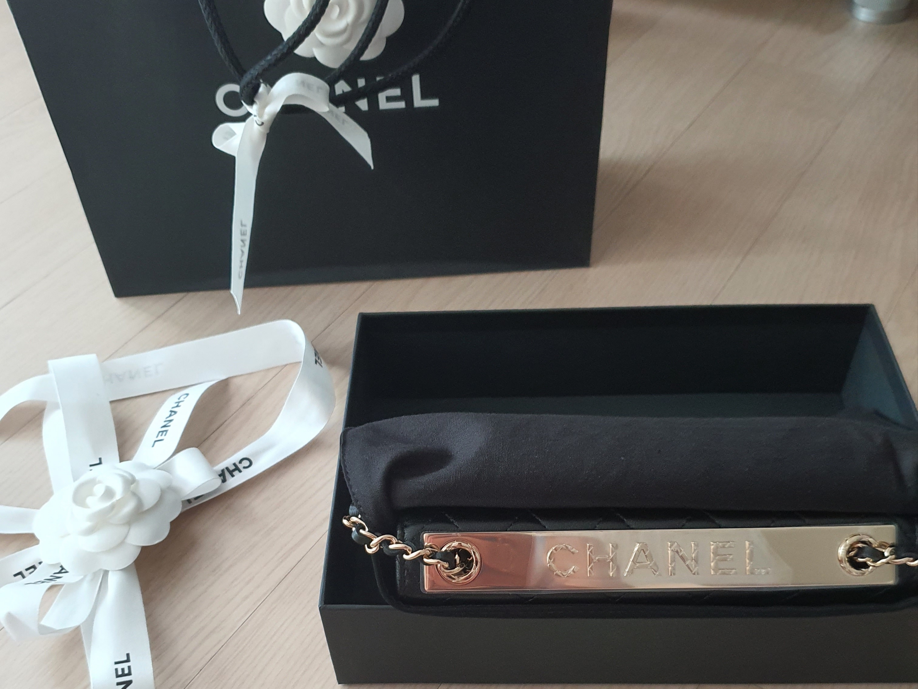 Chanel Wallet On Chain Lambskin & Gold Black 착용 스타일 - 2