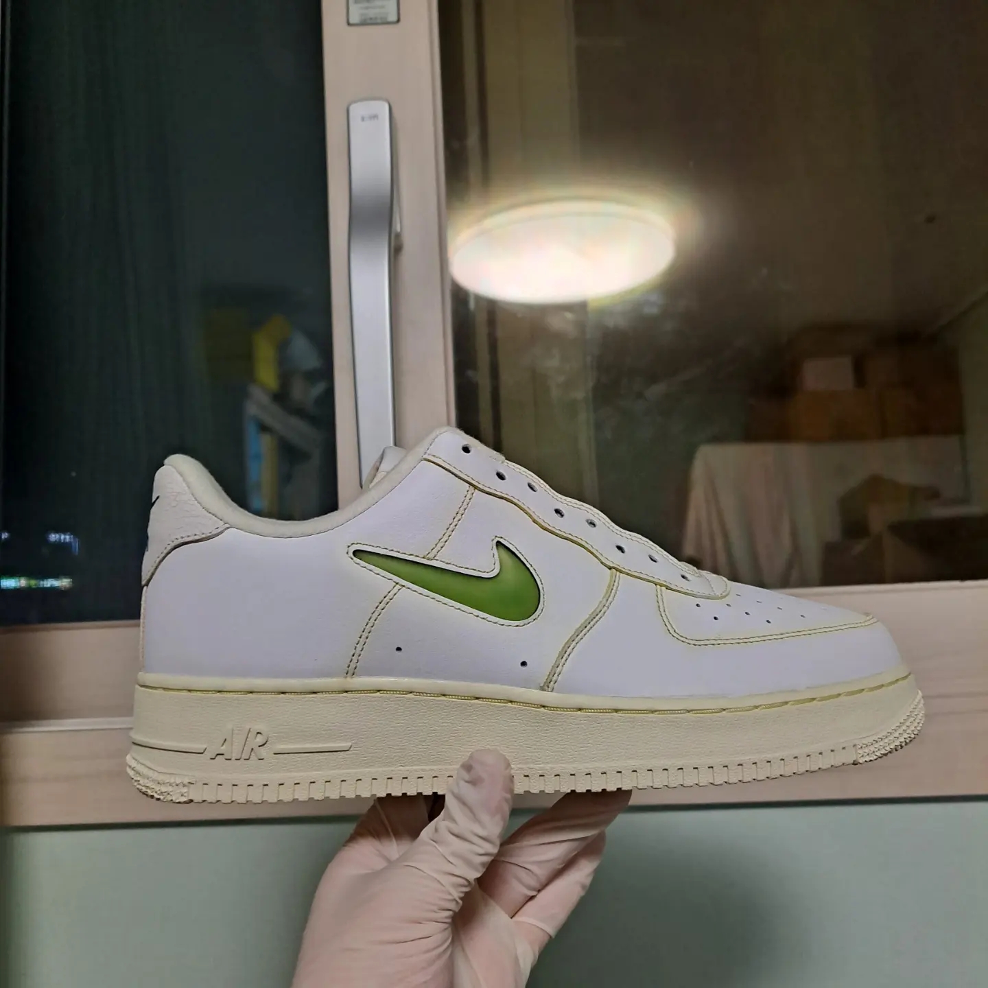 Nike Air Force 1 '07 LX Pale Vanilla 착용 스타일 - 1