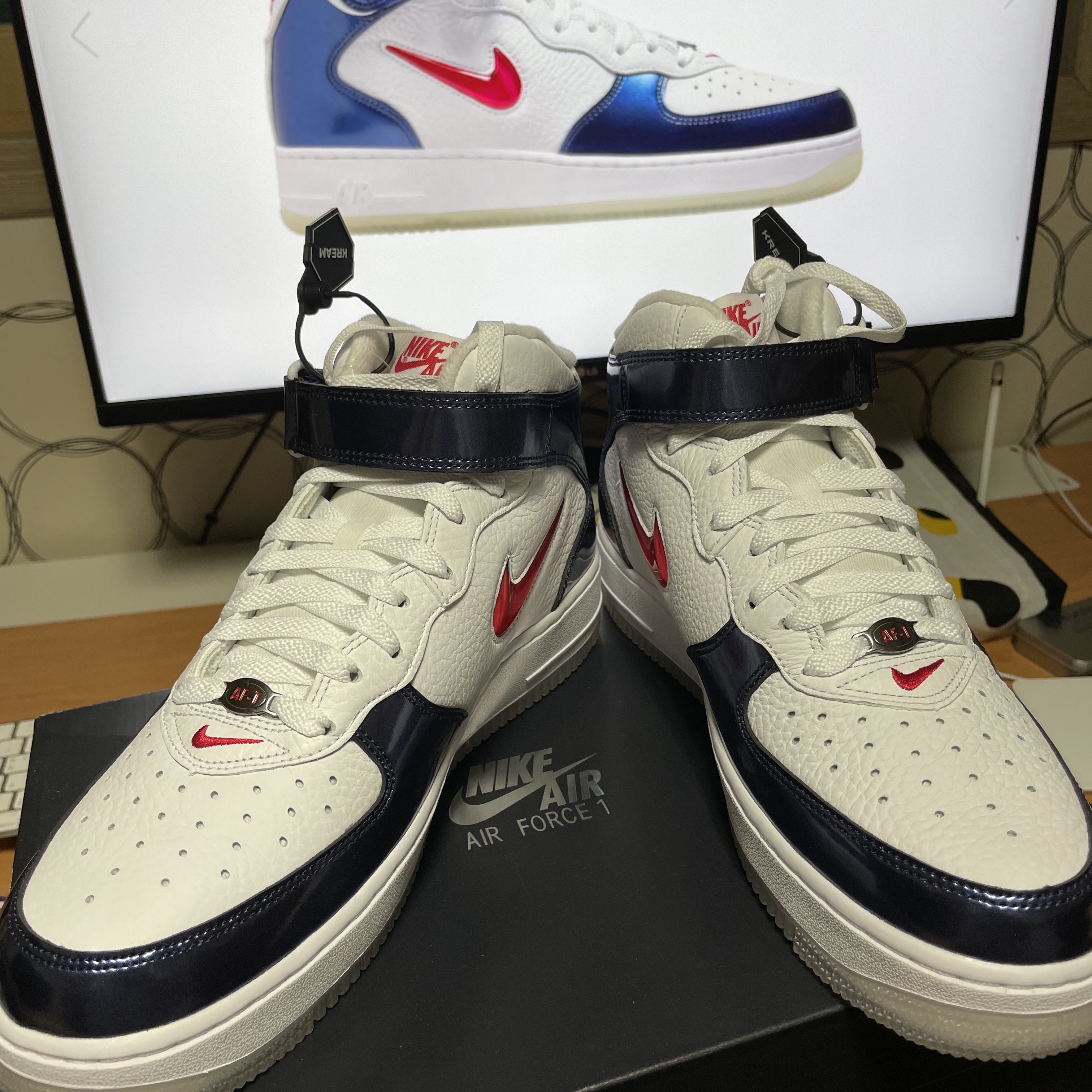 Nike Air Force 1 Mid QS University Red and Midnight Navy 착용 스타일 - 4