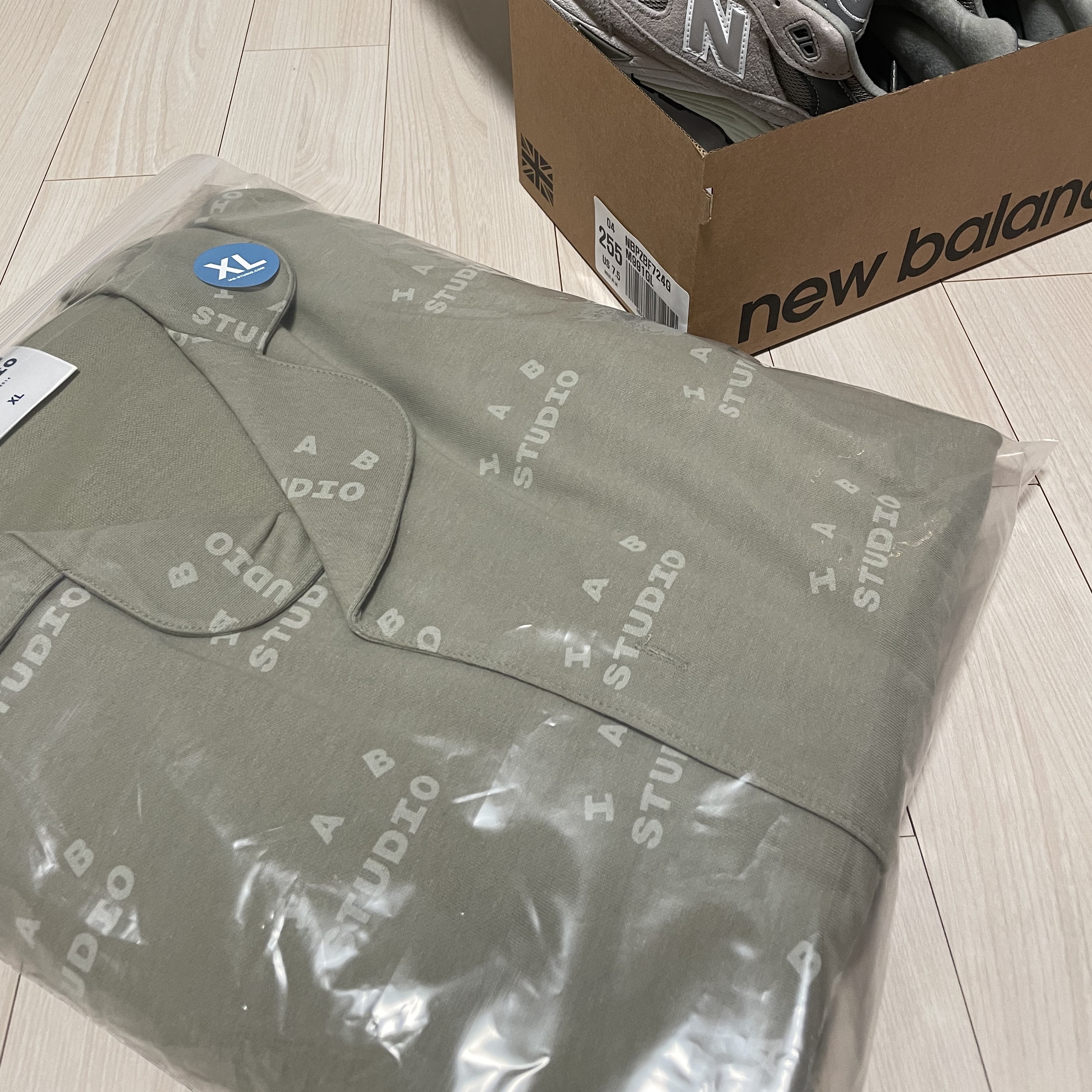 New Balance 991 Made in UK Grey, IAB Studio Pajama Set Light Green 착용 스타일 - 3