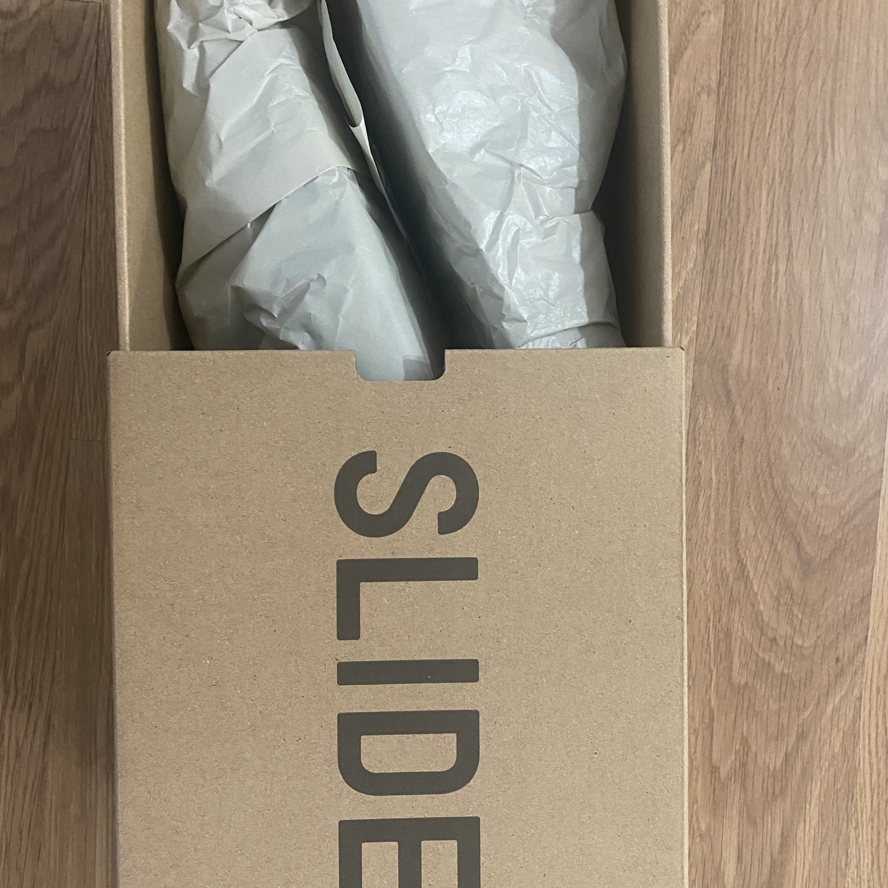 (Kids) Adidas Yeezy Slide Onyx 착용 스타일 - 2
