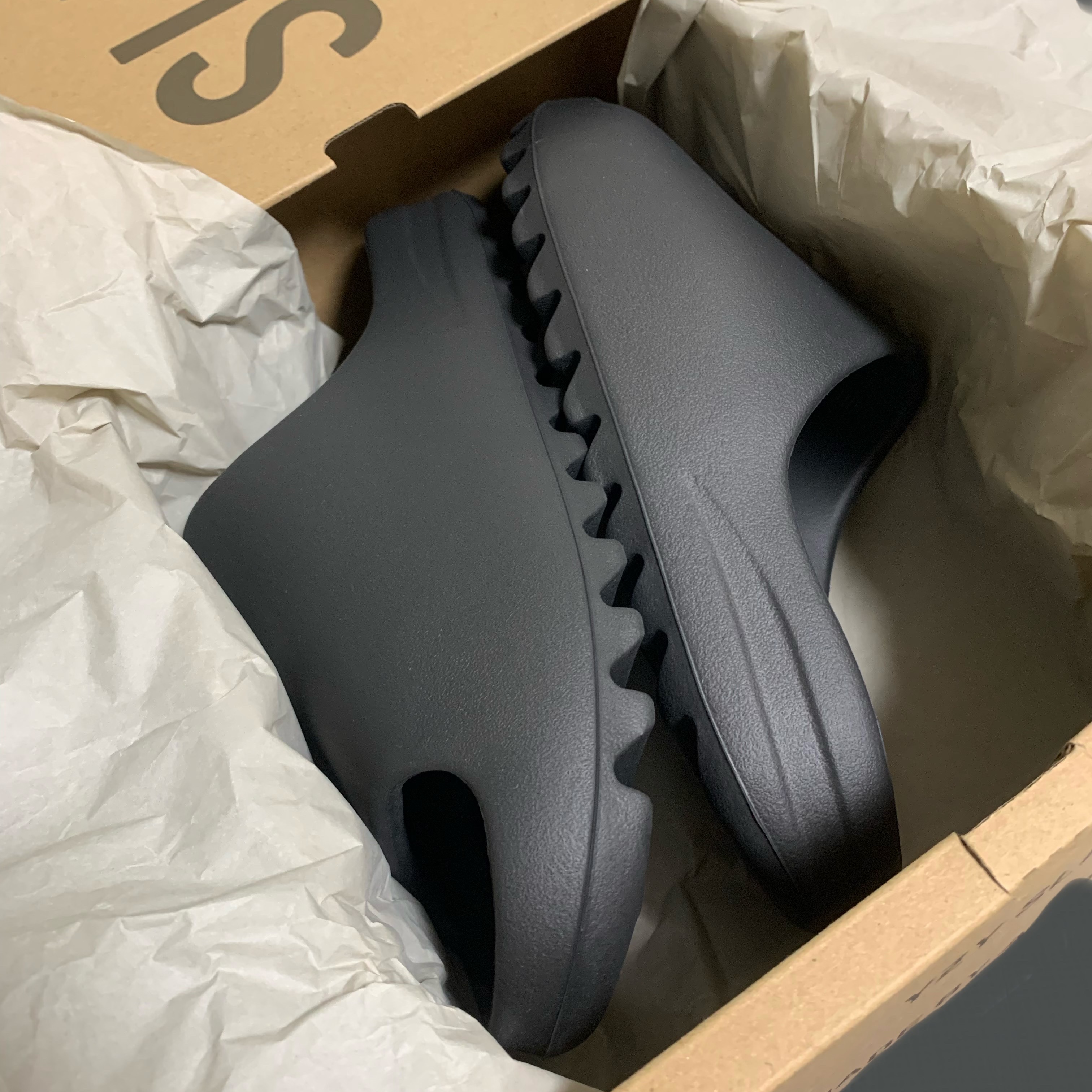 Adidas Yeezy Slide Onyx 착용 스타일