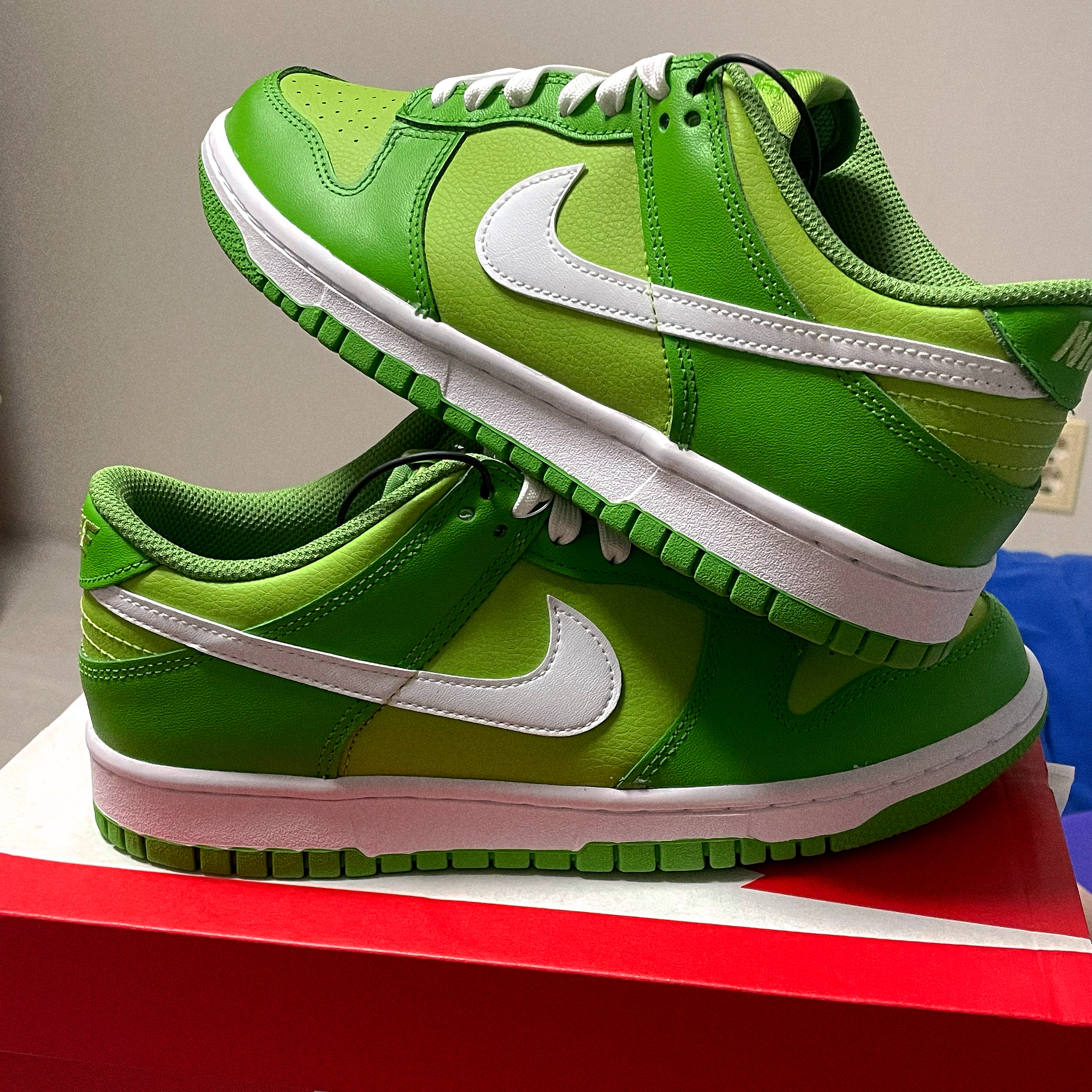 (GS) Nike Dunk Low Vivid Green 착용 스타일 - 1