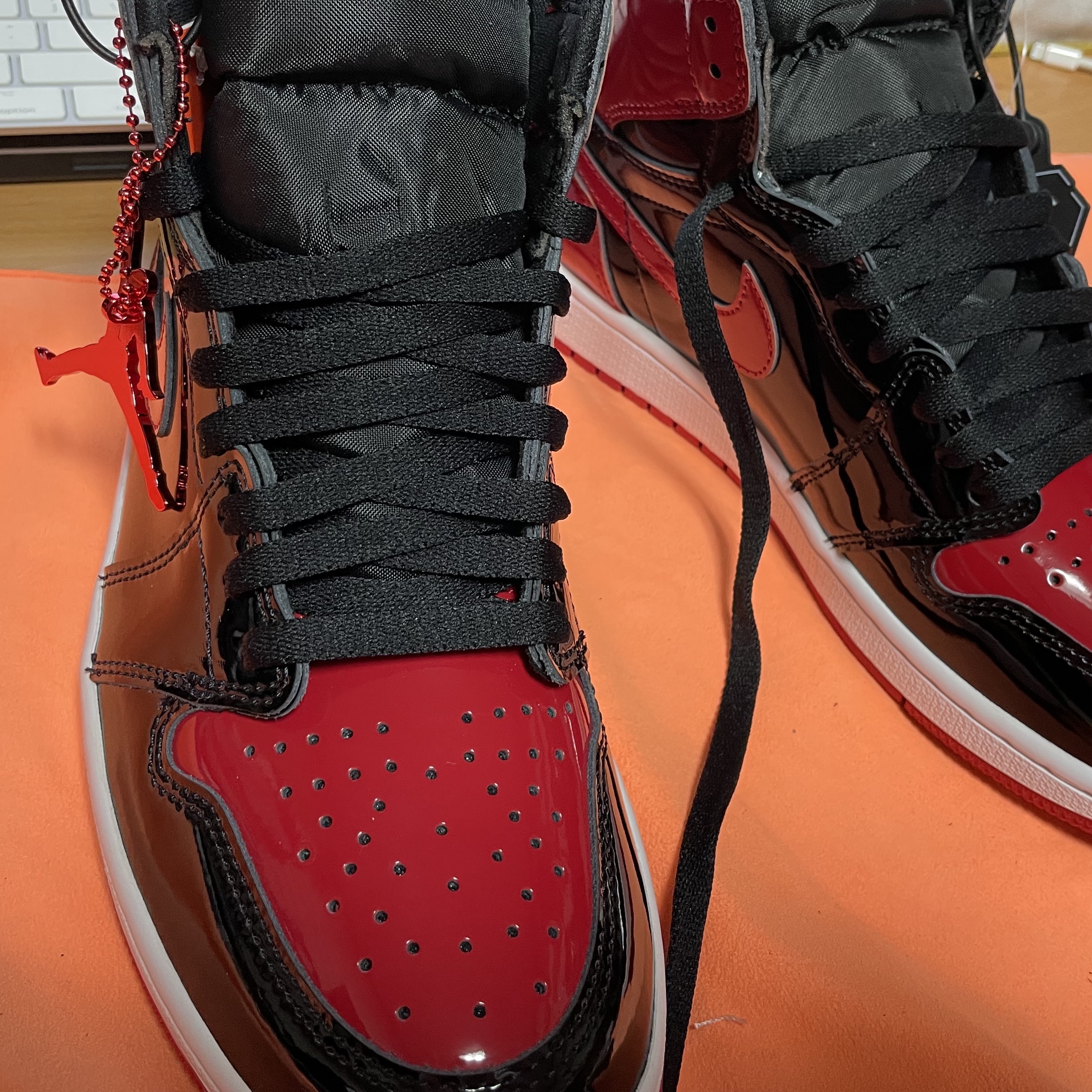 Jordan 1 Retro High OG Patent Bred 착용 스타일 - 5