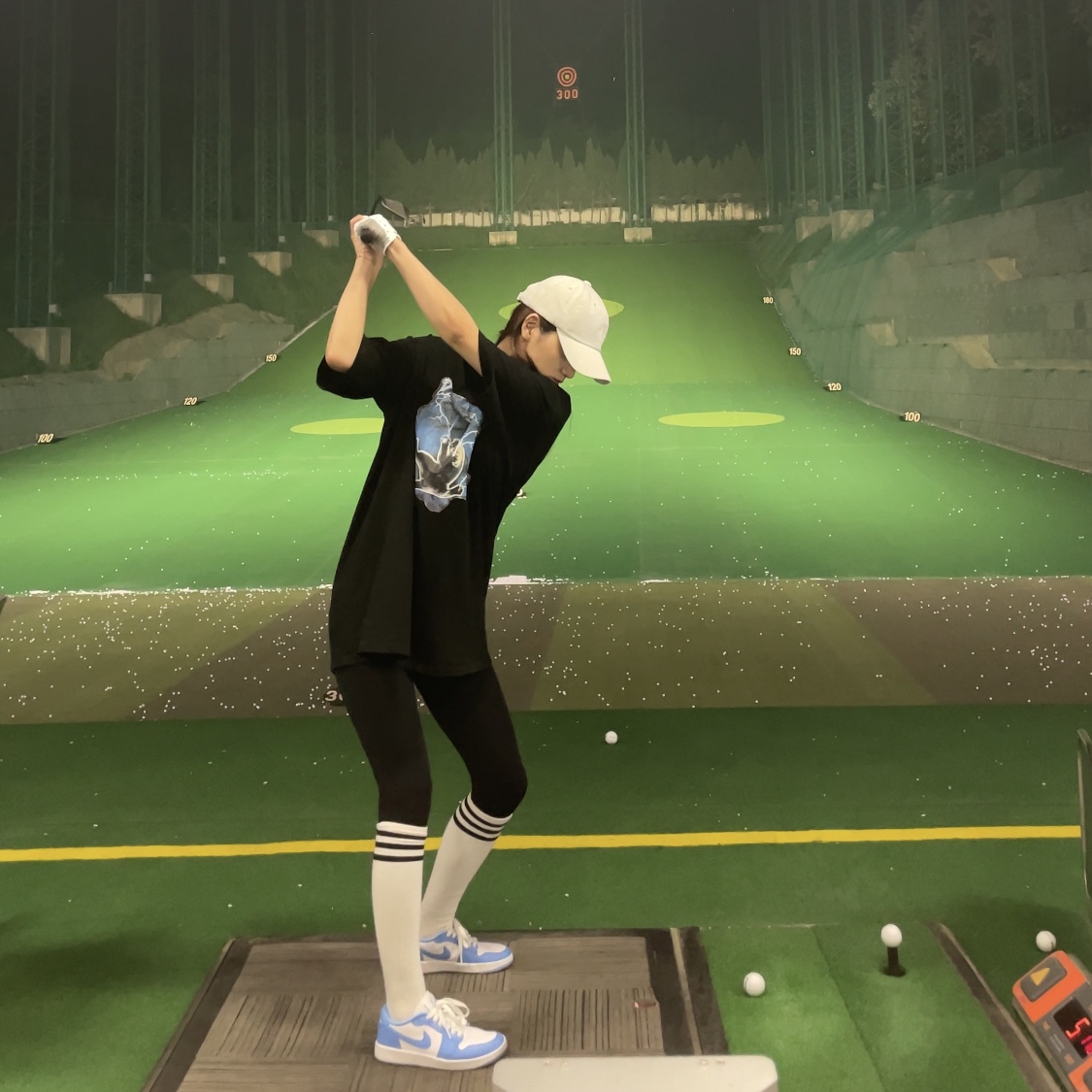 Jordan 1 Low Golf White and University Blue 착용 스타일