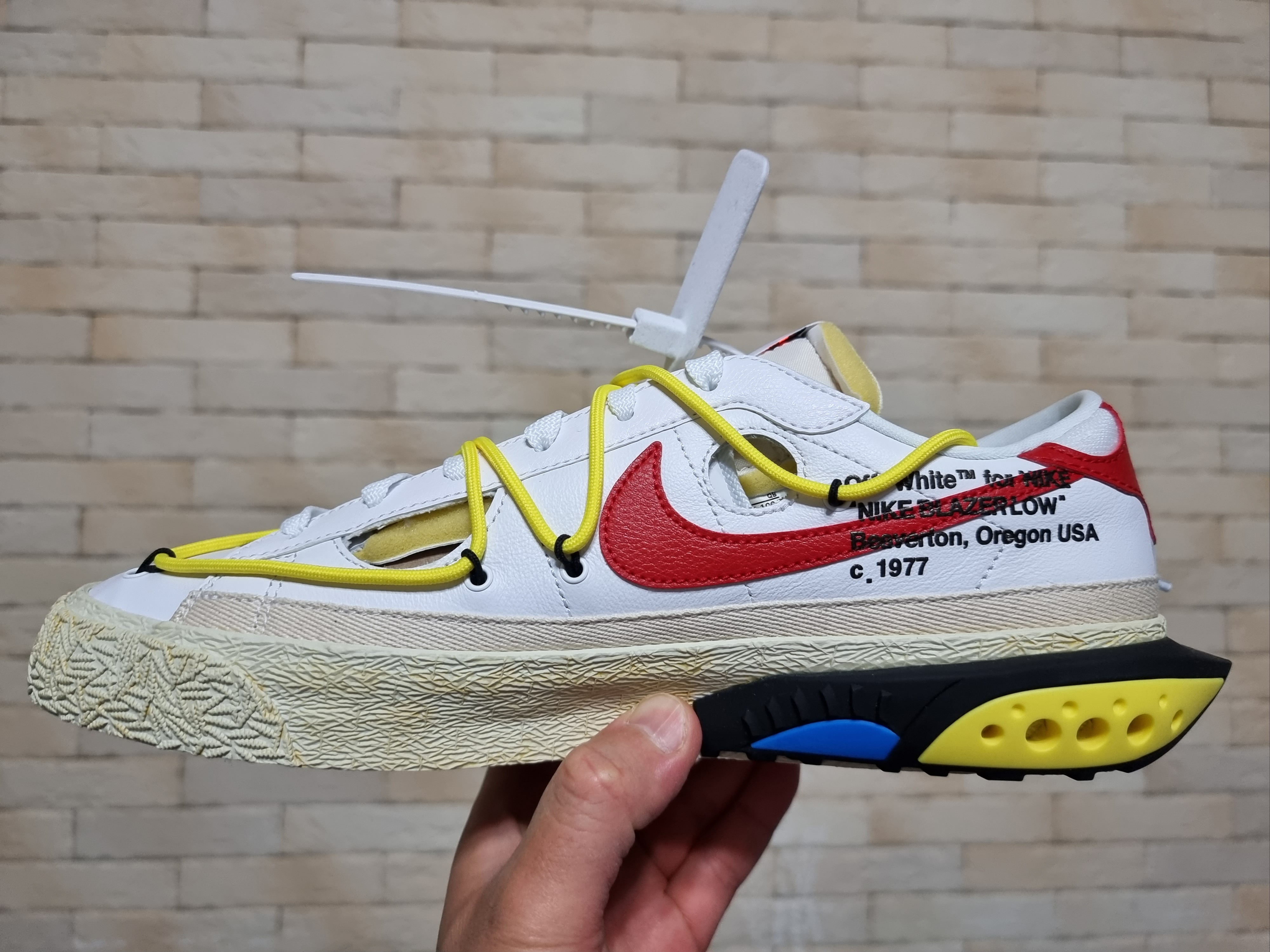 Nike x Off-White Blazer Low '77 White and University Red 착용 스타일 - 3