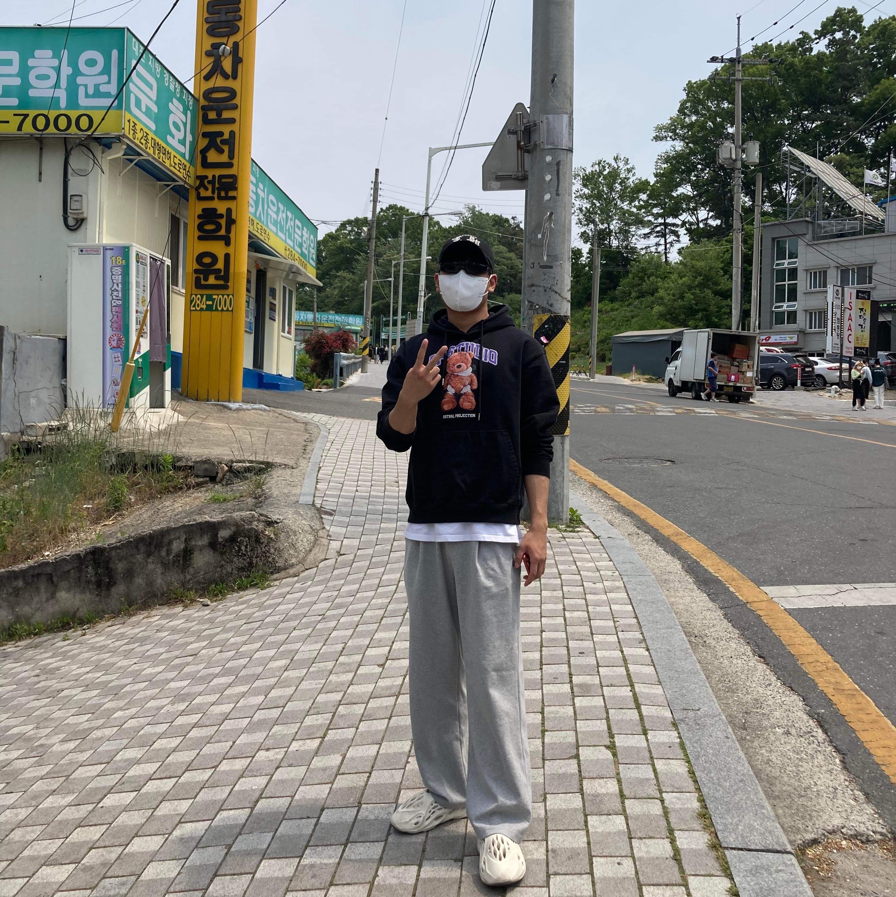 Darkr8m Studio Upside Down Silver Logo Cap, Adidas Yeezy Foam RNNR Sand 착용 스타일
