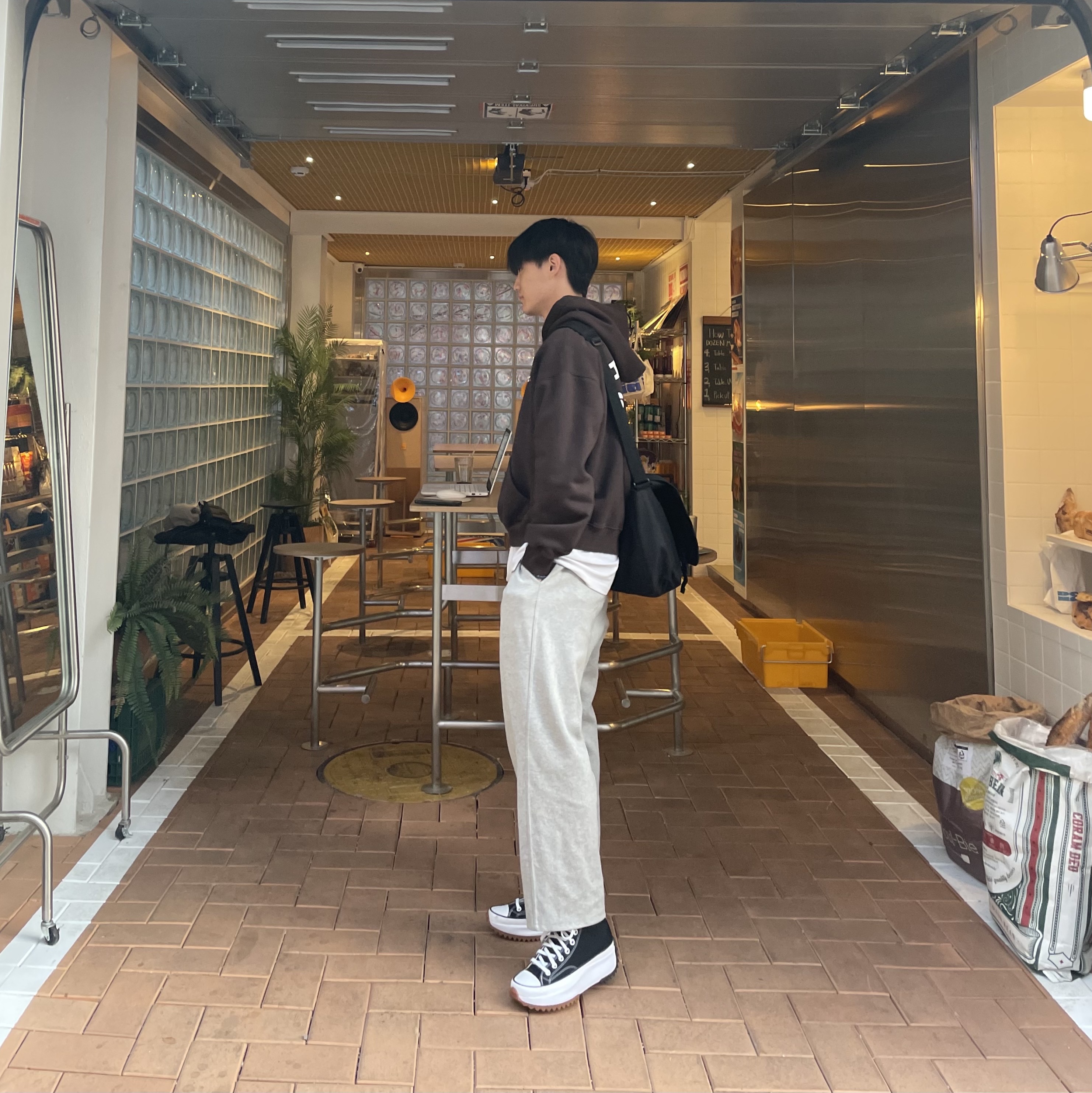 IAB Studio Hoodie Brown, Converse Run Star Hike Hi Black White Gum 착용 스타일