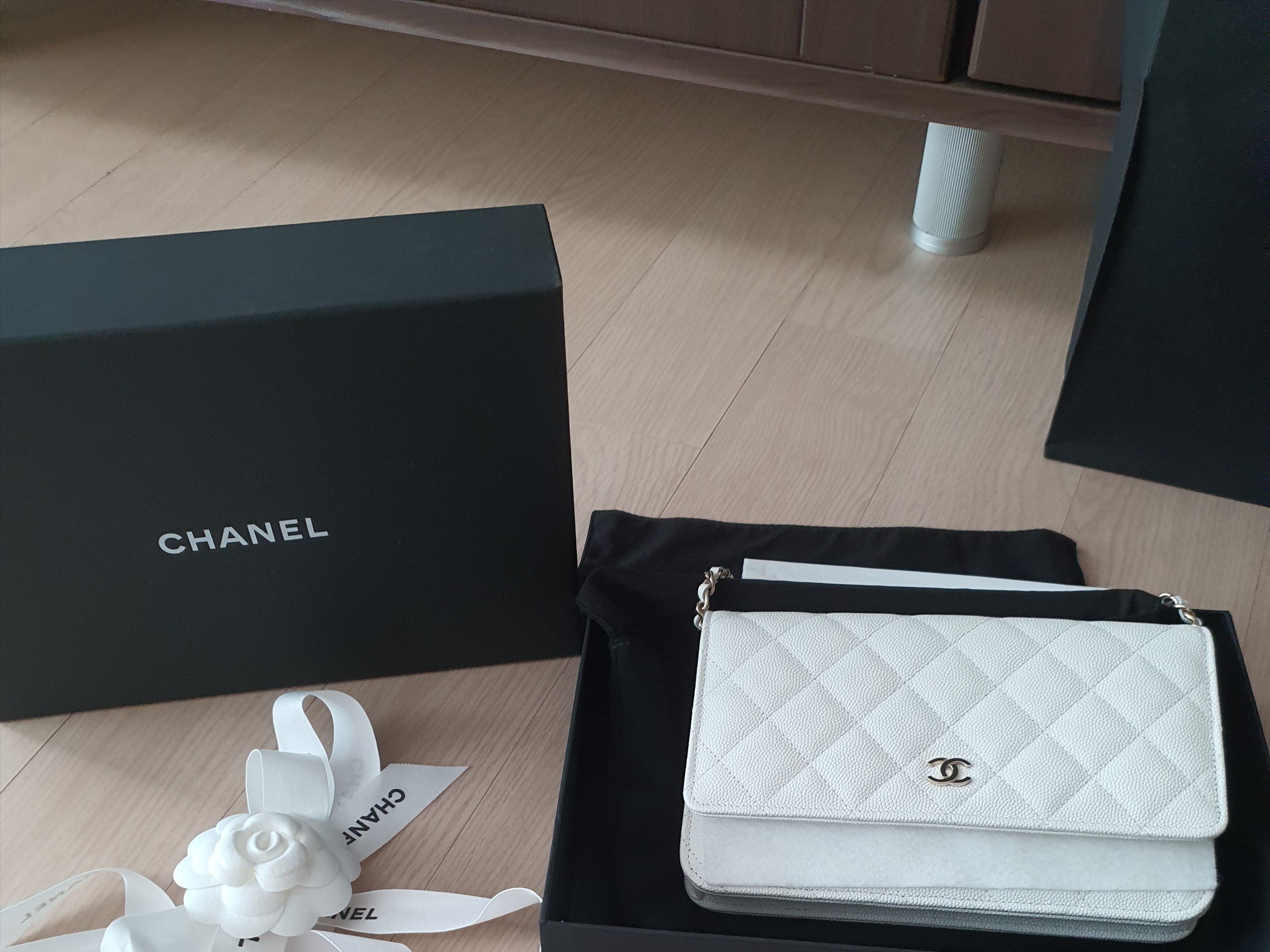 Chanel Classic Wallet On Chain Grained Calfskin & Gold White 착용 스타일