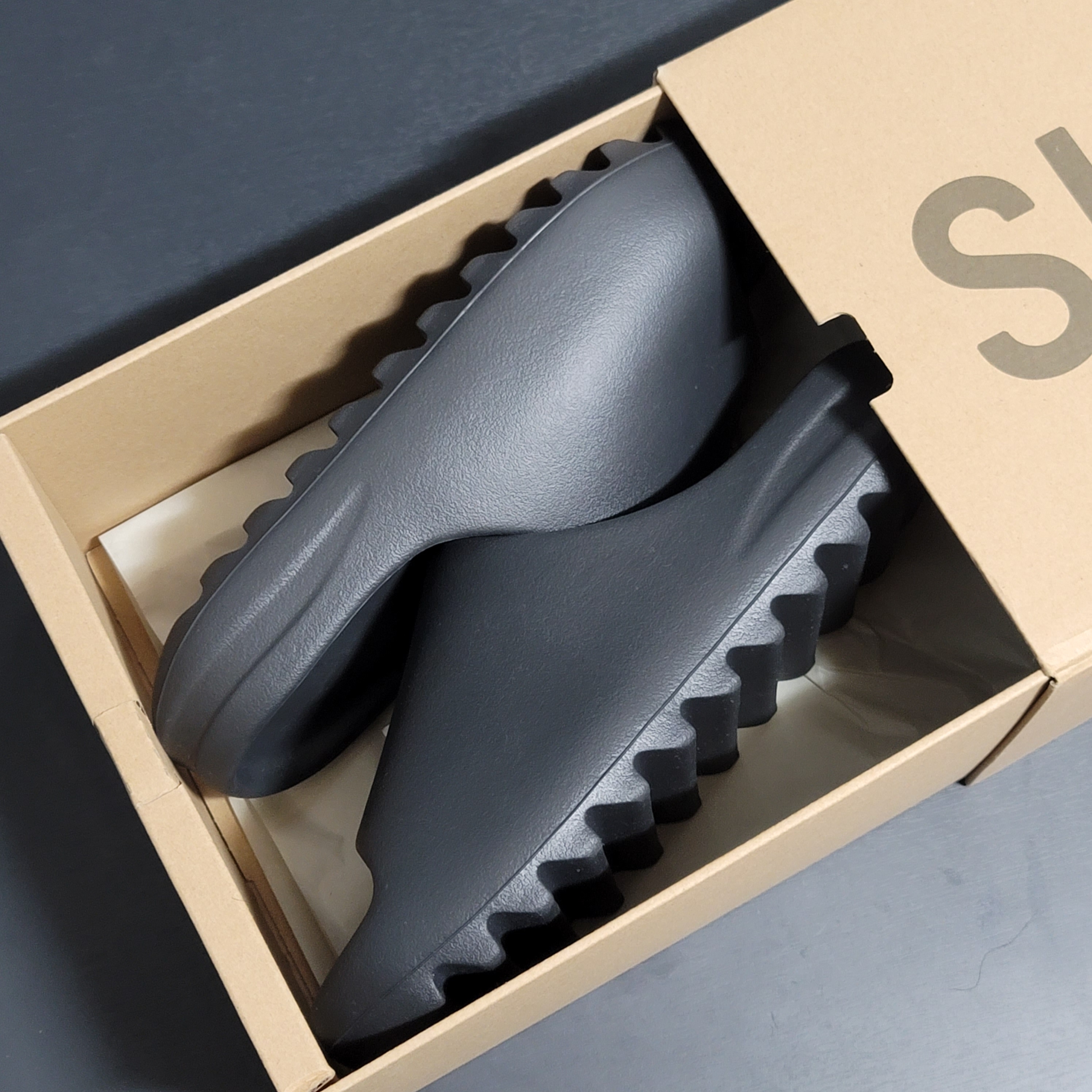 Adidas Yeezy Slide Onyx 착용 스타일 - 3