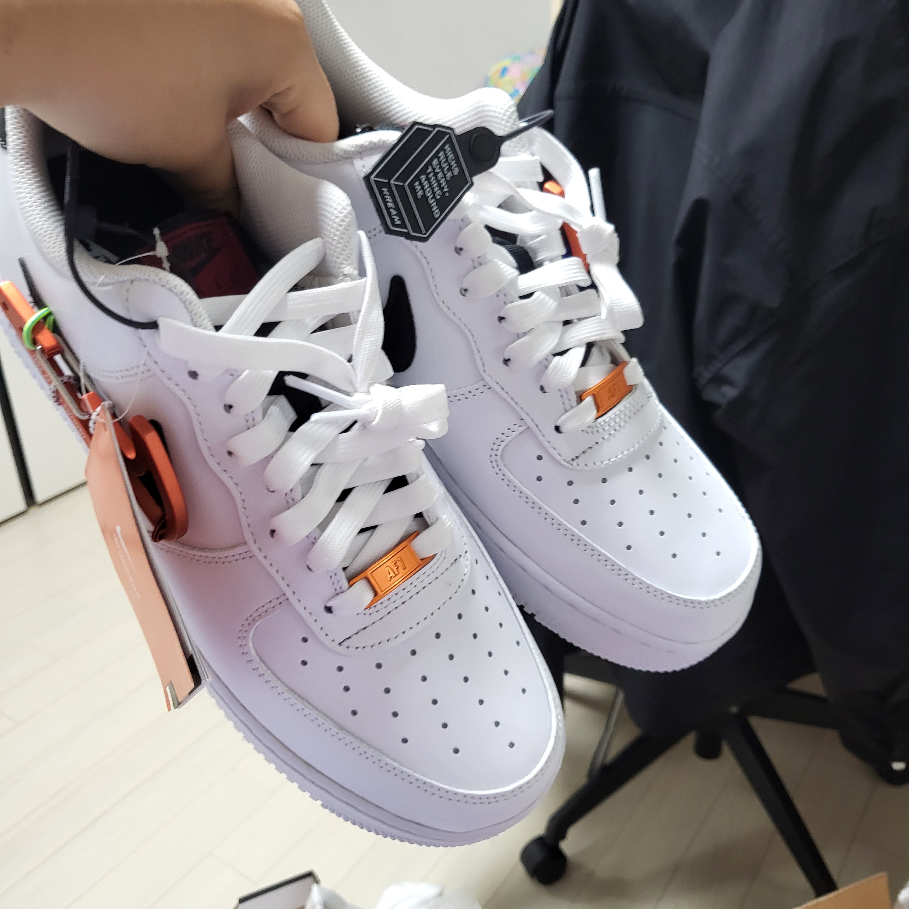 Nike Air Force 1 '07 PRM Carabiner Red 착용 스타일