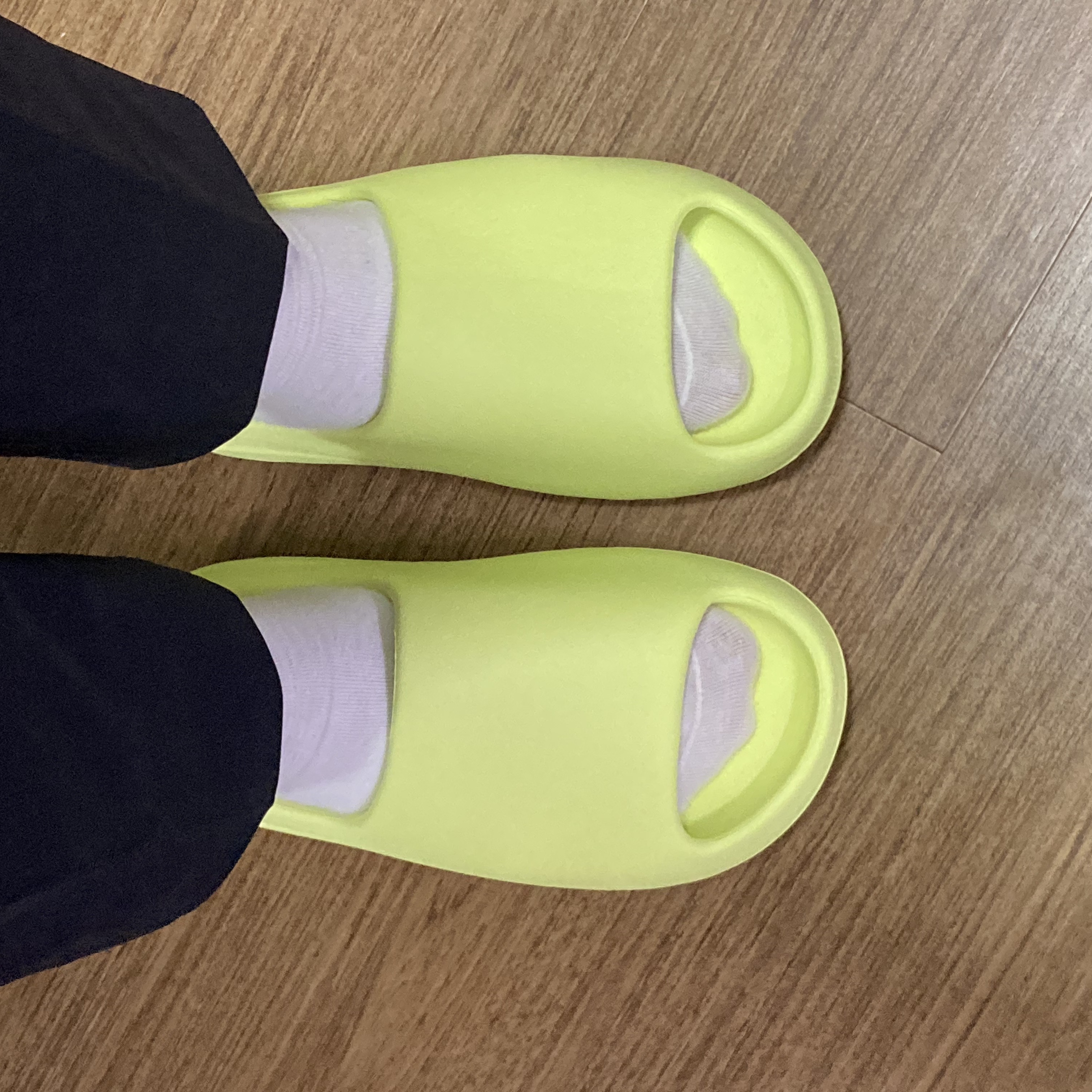 Adidas Yeezy Slide Glow Green 2022/2023 착용 스타일 - 1