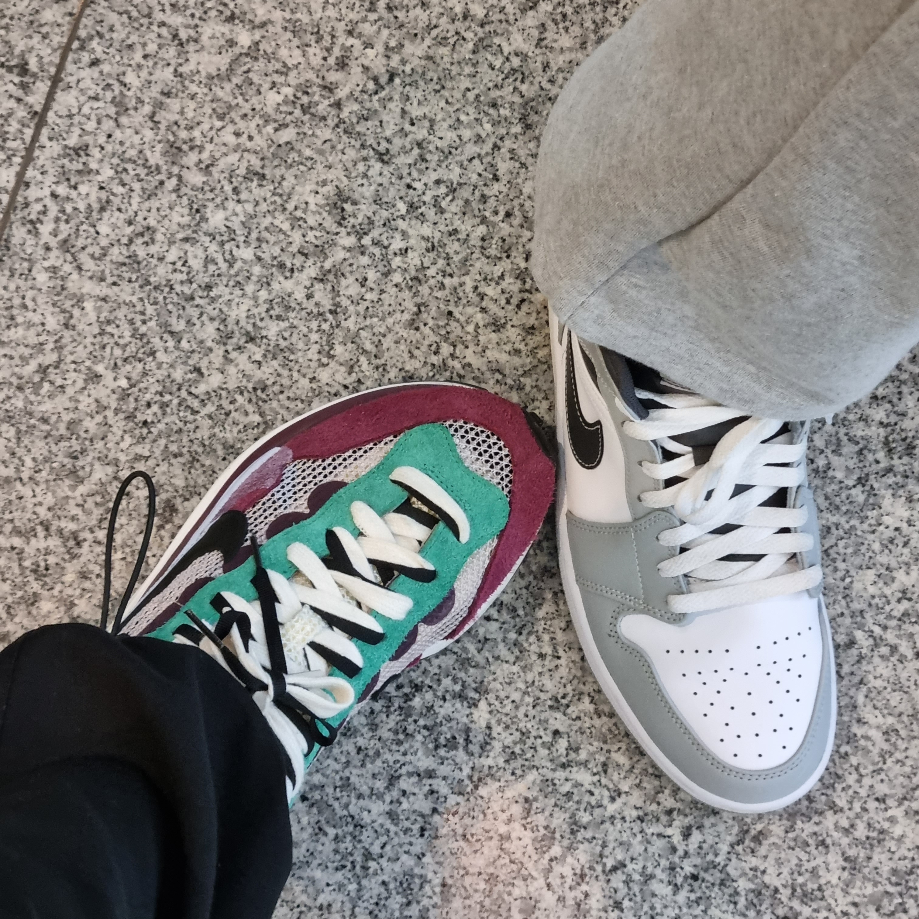 Nike x Sacai VaporWaffle String & Black Villain Red, Jordan 1 Mid Light Smoke Grey Anthracite 착용 스타일