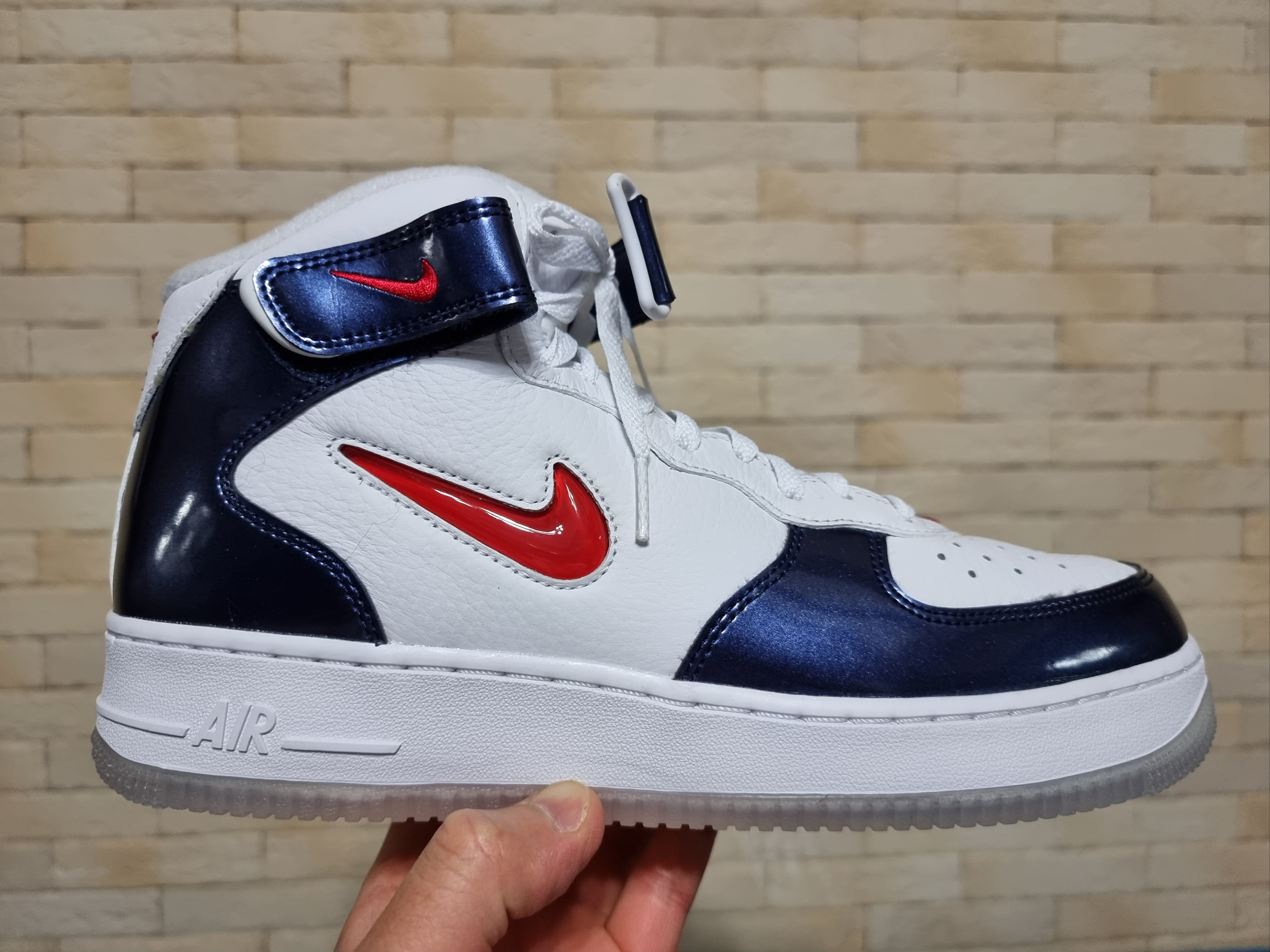 Nike Air Force 1 Mid QS University Red and Midnight Navy 착용 스타일 - 3