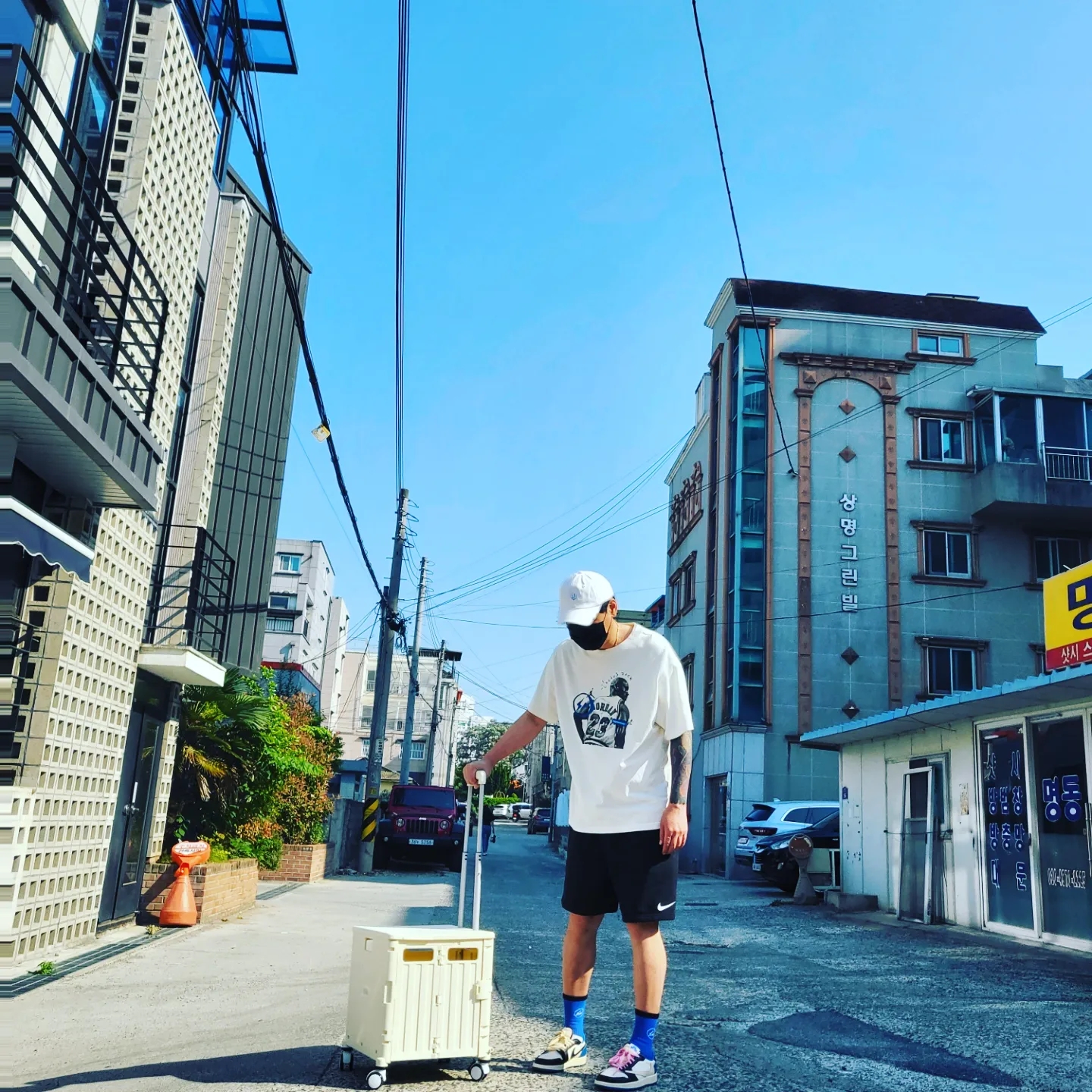 Jordan 1 x Travis Scott x Fragment Retro Low OG SP Military Blue, Jordan x Travis Scott x Fragment T-Shirt Sail (DJ0619-133) 착용 스타일 - 1