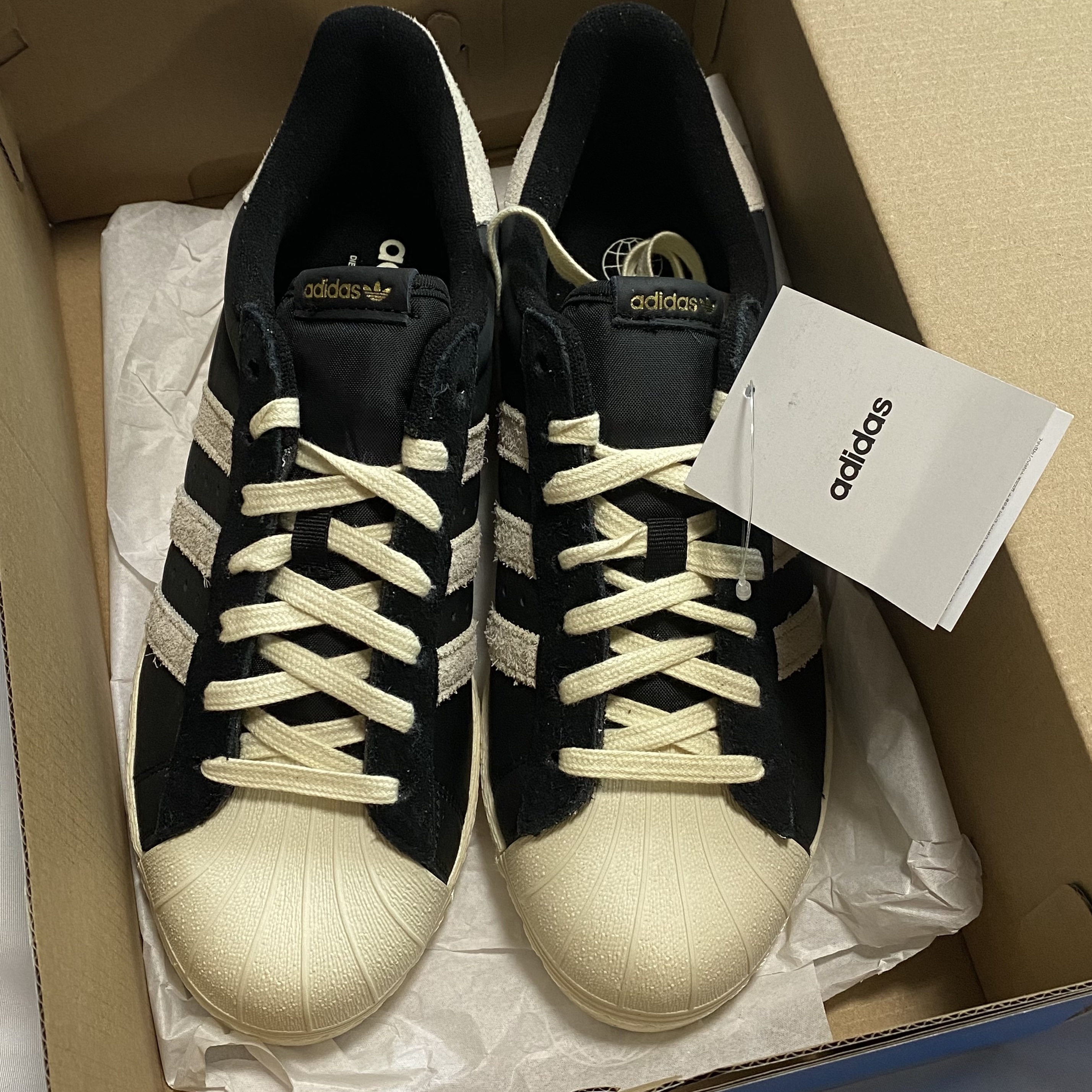 Adidas Superstar 82 Black White 착용 스타일 - 2