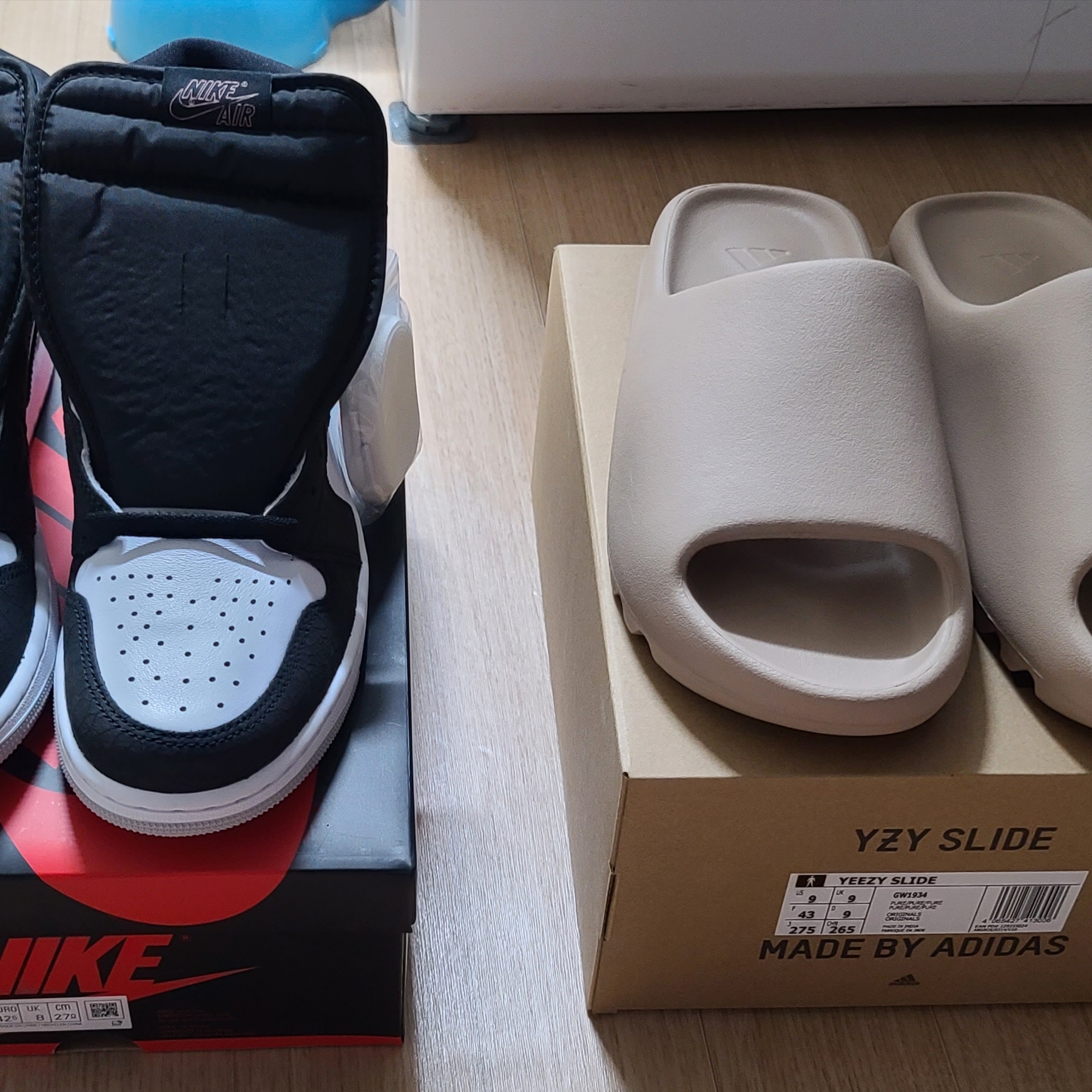 Adidas Yeezy Slide Pure - Re-Release Ver., Jordan 1 Retro High OG Bleached Coral 착용 스타일